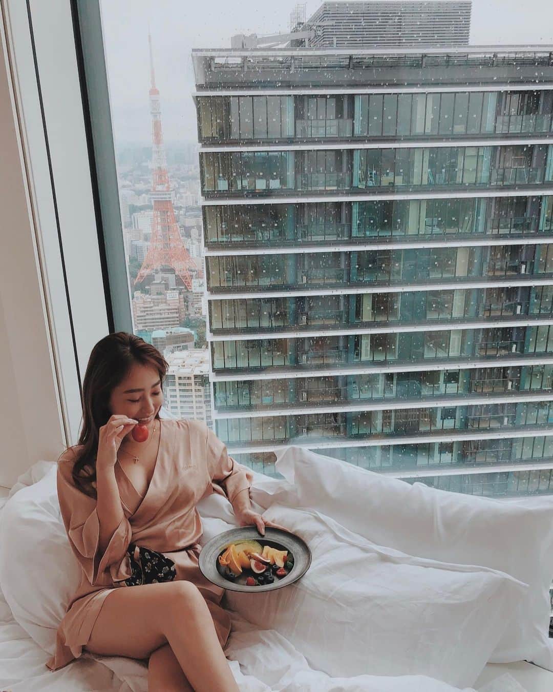 のインスタグラム：「お気に入りのローブを着て Staycation🧖🏾‍♀️🤍🗞  @amaterasjapan × @andaztokyo  のコラボローブも素敵すぎる🥺  これからスクラブ作り体験してきます🌬🤍」