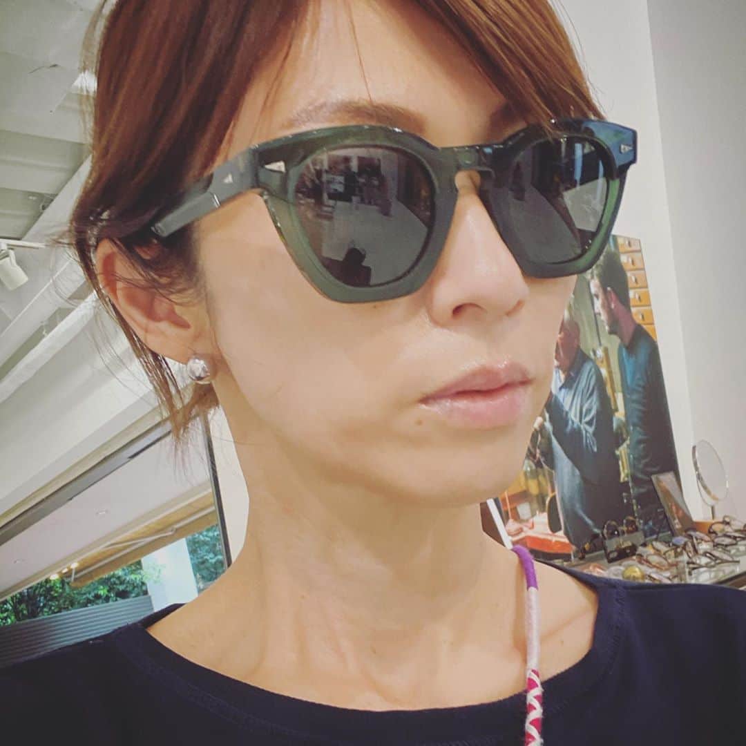 畑野ひろ子のインスタグラム：「先日、　@globespecs_official 展示会👓へ。 メガネ選びってやっぱり楽しい😆 オリーブグリーンのカラーに一目惚れした物と、選んでいただいたメタルフレーム🤓」