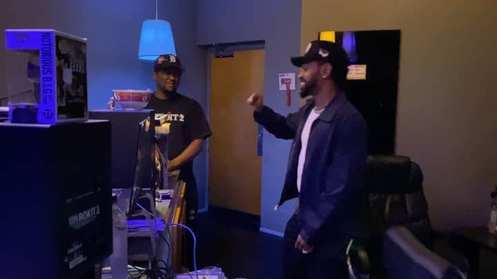 のインスタグラム：「In here wit @hitboy I was gon take a break but fuck it I’m still hungry this @getbenny song w/ me N Weezy tomorrow night 🔥🔥🔥🔥」