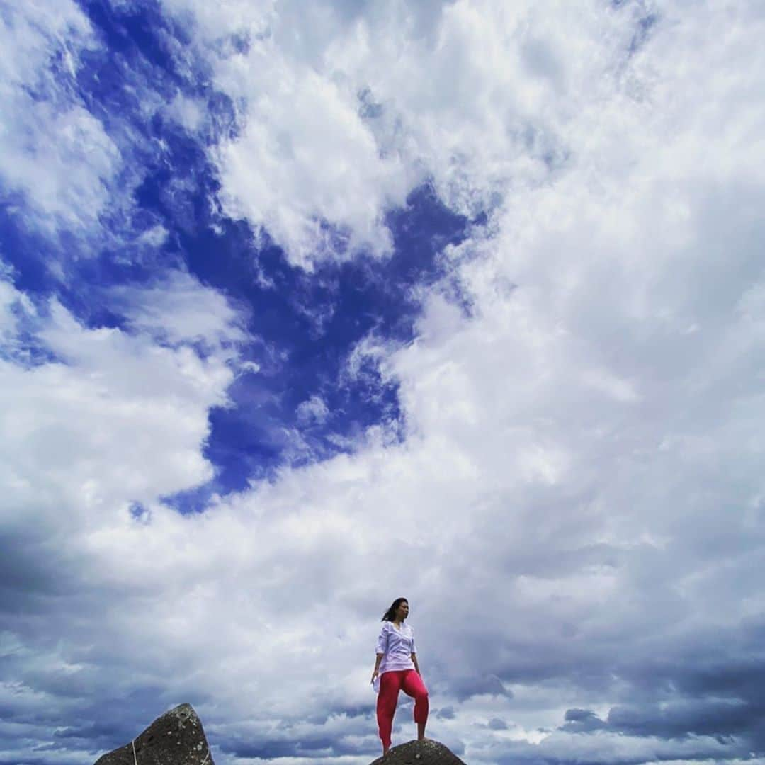 橋本昌彦さんのインスタグラム写真 - (橋本昌彦Instagram)「新しい時代が今、まさに幕をあけています。 私たちがこれから生きる未来は、 どんな世界になっていくのでしょう  これからの時代に、 幸せに生きていくために必要なことは、 宇宙的な流れと自分軸を 身体感覚で感知し、繋ぐ感性（Sense) 豊かな心のあり方を支える精神的な知恵(Wisdom) 魂に嘘のないピュアなマインド(Mind)  いつの時代も変わらない、普遍的な愛  そして、共に生きる仲間  ではないかと思うのです。  私たちFeel & Senseは、 この新しい時代を切り開いていくために LIFE Educationを立ちあげました。  LIFE Educationは、 この　Sense(感性・身体感覚) を研ぎ澄まし Wisdom(精神的な知恵), Mind (マインド）を整え、 自分らしい自分軸を大切にしながら 愛をベースにした他者とのコミュニティを形成し 日本中、世界中でつながり合い合うことで もっと素晴らしい世界を創造していくことを目指して創設しました。  2020年8月8日　 阿蘇の葉祥明美術館の2万坪のお庭で、 星読みアーティストのルミナ山下さんを スペシャルゲストに迎え 「LIFEいのち」監督　橋本昌彦・ プロデューサー　橋本さやかとトークライブ そして、「LIFEいのち」の野外上映を感動的なオープニングセレモニーを行いました。  まるで宇宙が応援してくれているかのように 地球と一体になった体感、 そして感動は、今も鮮明に覚えています。  そして、再び、長野県蓼科にて 高次な精神世界を長年、描き続けてこられた 画家の葉祥明氏をゲストにお迎えてして 新しい時代へ向けたお話をお伺いしたいと思っています。  大切なことは、私たちがどんな世界にしていくのかではないでしょうか  そのために、ハートを開き、魂の声に耳を傾けてください  「LIFEいのち」を星空の下、宇宙を感じながら、 壮大な音楽、メッセージと共に 自分が生まれた軌跡を体感する  そうして、自分の「いのち」と向き合う時間を過ごします  自然とハートが開かれ、 魂の声が聞こえてくることでしょう  どう生きていきたいのか、 それは私たち自身しか知らないのです。  魂と宇宙の意識が融合し、 生きていく新しい時代へ向け 特別な時間をお過ごしください  14時開場　 14時30分〜　クリスタルボウル奏者の井坪直美さんのクリスタルボウル演奏からスタート 15時〜　　　 葉祥明　×  LIFEいのち監督　橋本昌彦・橋本さやか トークライブ 16時20分〜　LIFEいのち　監督　アーティスト橋本昌彦コンサート 16時55分　　葉祥明氏朗読 17時10分　　「LIFEいのち　うまれることを再体験」上映　　  お申し込み　詳細はこちらから https://peraichi.com/landing_pages/view/lifenagano2020?fbclid=IwAR3vjd3Rzvff4NuHw_AWzYaFiJtO1ps0sMpSfBNlGTBD3Z4J1o5lRAF_GKg  10月31日〜11月2日まで、 LIFE Educationリトリートも開催いたします 残り、数名となっております。 https://www.lifeeducation.co/2020-10-4  #lifeいのち #蓼科観光 #蓼科 #蓼科湖 #紅葉 #長野 #長野観光 #葉祥明 #lifeeducation#リトリート #スターシード #目覚め #覚醒 #マカバ #プラナ #星 #繋がり #love #ホテル #gotoキャンペーン #レイライン #磐座」10月8日 13時46分 - masahikohashimoto