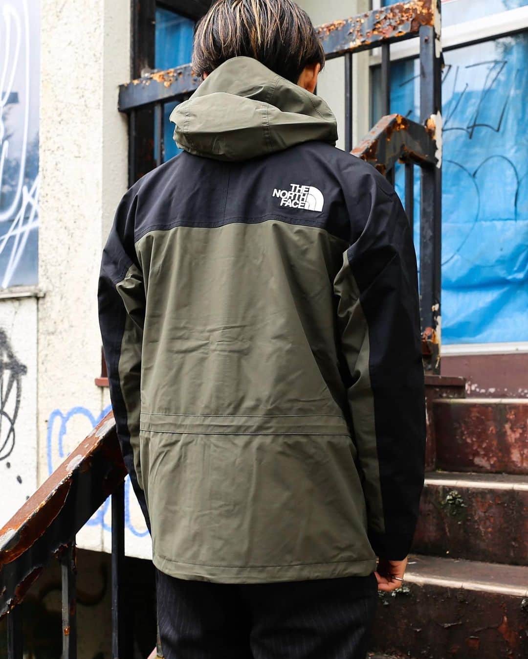 アトモスさんのインスタグラム写真 - (アトモスInstagram)「. 10/9(FRI)よりTHE NORTH FACE 20FW MOUNTAIN LIGHT JACKETが登場。 GORE-TEX products2層構造を採用した防水シェルジャケット。THE NORTH FACEの定番である肩部分の切り替えを取り入れた、アイコニックなデザインです。耐久性の高い70デニールナイロンを表生地に使用し、フロントはダブルフラップ仕様で防水性を高めています。内側の専用ファスナーでインナーを連結できるジップインジップシステム対応。今回は爽やかなブルーのトランスアンタークティック、ノースフェイスの代表色のサミットゴールド、定番色のニュートープの3色展開。トレッキングやキャンプのアウトドアのみならず、デイリーユースにも適した1着です。 . ※カラーによって展開店舗が異なります。 ※詳しくはatmos-tokyo.comのRELEASE INFOをご確認ください。 . THE NORTH FACE MOUNTAIN LIGHT JACKET 20FW will be released from 10/9 (FRI). GORE-TEX products Waterproof shell jacket with a two-layer structure. It is an iconic design that incorporates the standard shoulder switching of THE NORTH FACE. Durable 70 denier nylon is used for the outer fabric, and the front has a double flap design to improve waterproofness. Compatible with the zip-in zip system that allows you to connect the inner with a special zipper on the inside. This time, three colors are available: the refreshing blue transantactic, the North Face masterpiece summit gold, and the classic new taupe. It is suitable not only for trekking and camping outdoors, but also for daily use. * Available stores vary depending on the color. * For details, please see RELEASE INFO on atmos-tokyo.com. . #atmos #atmostokyo #atmosjapan #thenorthface #northface #mountainlight #アトモス #ノースフェイス」10月8日 13時47分 - atmos_japan