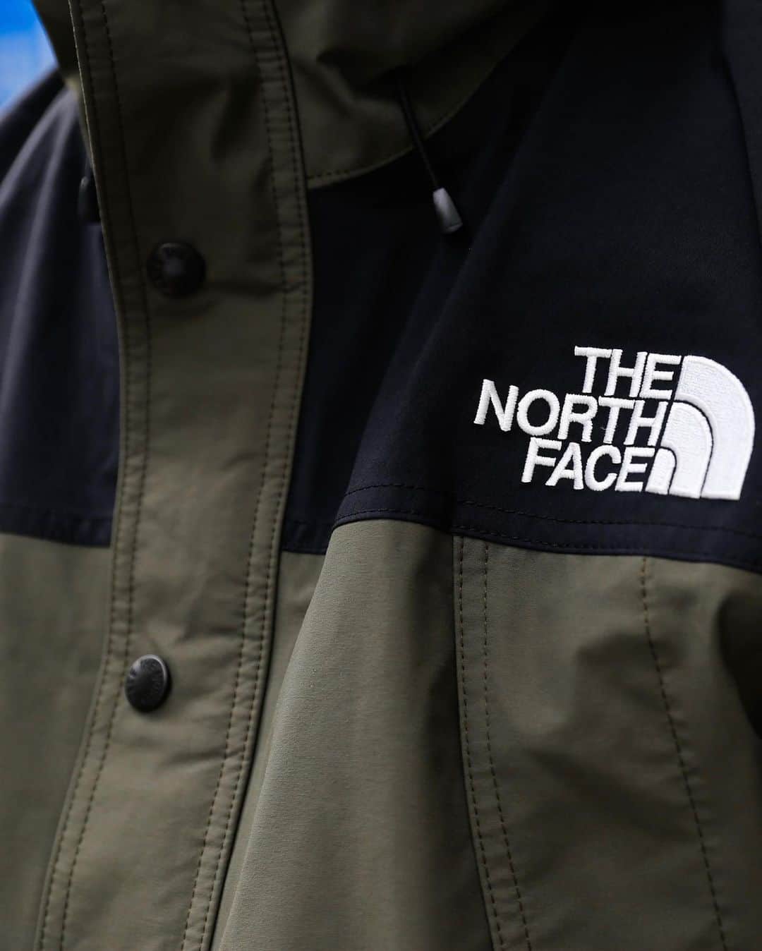 アトモスさんのインスタグラム写真 - (アトモスInstagram)「. 10/9(FRI)よりTHE NORTH FACE 20FW MOUNTAIN LIGHT JACKETが登場。 GORE-TEX products2層構造を採用した防水シェルジャケット。THE NORTH FACEの定番である肩部分の切り替えを取り入れた、アイコニックなデザインです。耐久性の高い70デニールナイロンを表生地に使用し、フロントはダブルフラップ仕様で防水性を高めています。内側の専用ファスナーでインナーを連結できるジップインジップシステム対応。今回は爽やかなブルーのトランスアンタークティック、ノースフェイスの代表色のサミットゴールド、定番色のニュートープの3色展開。トレッキングやキャンプのアウトドアのみならず、デイリーユースにも適した1着です。 . ※カラーによって展開店舗が異なります。 ※詳しくはatmos-tokyo.comのRELEASE INFOをご確認ください。 . THE NORTH FACE MOUNTAIN LIGHT JACKET 20FW will be released from 10/9 (FRI). GORE-TEX products Waterproof shell jacket with a two-layer structure. It is an iconic design that incorporates the standard shoulder switching of THE NORTH FACE. Durable 70 denier nylon is used for the outer fabric, and the front has a double flap design to improve waterproofness. Compatible with the zip-in zip system that allows you to connect the inner with a special zipper on the inside. This time, three colors are available: the refreshing blue transantactic, the North Face masterpiece summit gold, and the classic new taupe. It is suitable not only for trekking and camping outdoors, but also for daily use. * Available stores vary depending on the color. * For details, please see RELEASE INFO on atmos-tokyo.com. . #atmos #atmostokyo #atmosjapan #thenorthface #northface #mountainlight #アトモス #ノースフェイス」10月8日 13時47分 - atmos_japan