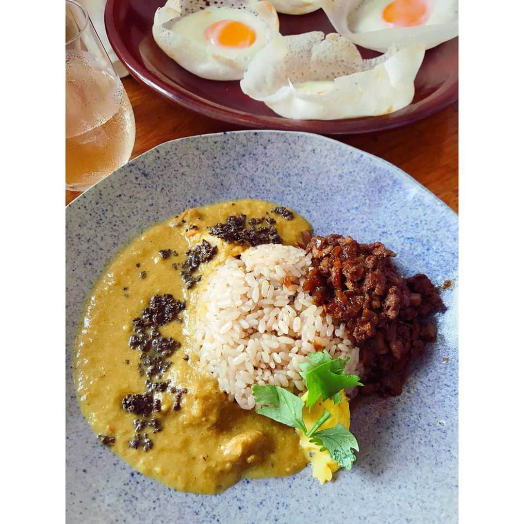 奥村愛子のインスタグラム：「* 二種盛りで悩んで ◼︎胡椒バターとチキン ◼︎四川花山椒と干しエビ にしてみた 奥にある目玉焼きみたいなのは カレーを乗せて食べるエッグホッパーというもの🍳 スパイスが効いてるカレー 祐天寺で9月にオープンしたばかりの レカマヤジフというお店です🏡  #レカマヤジフ」
