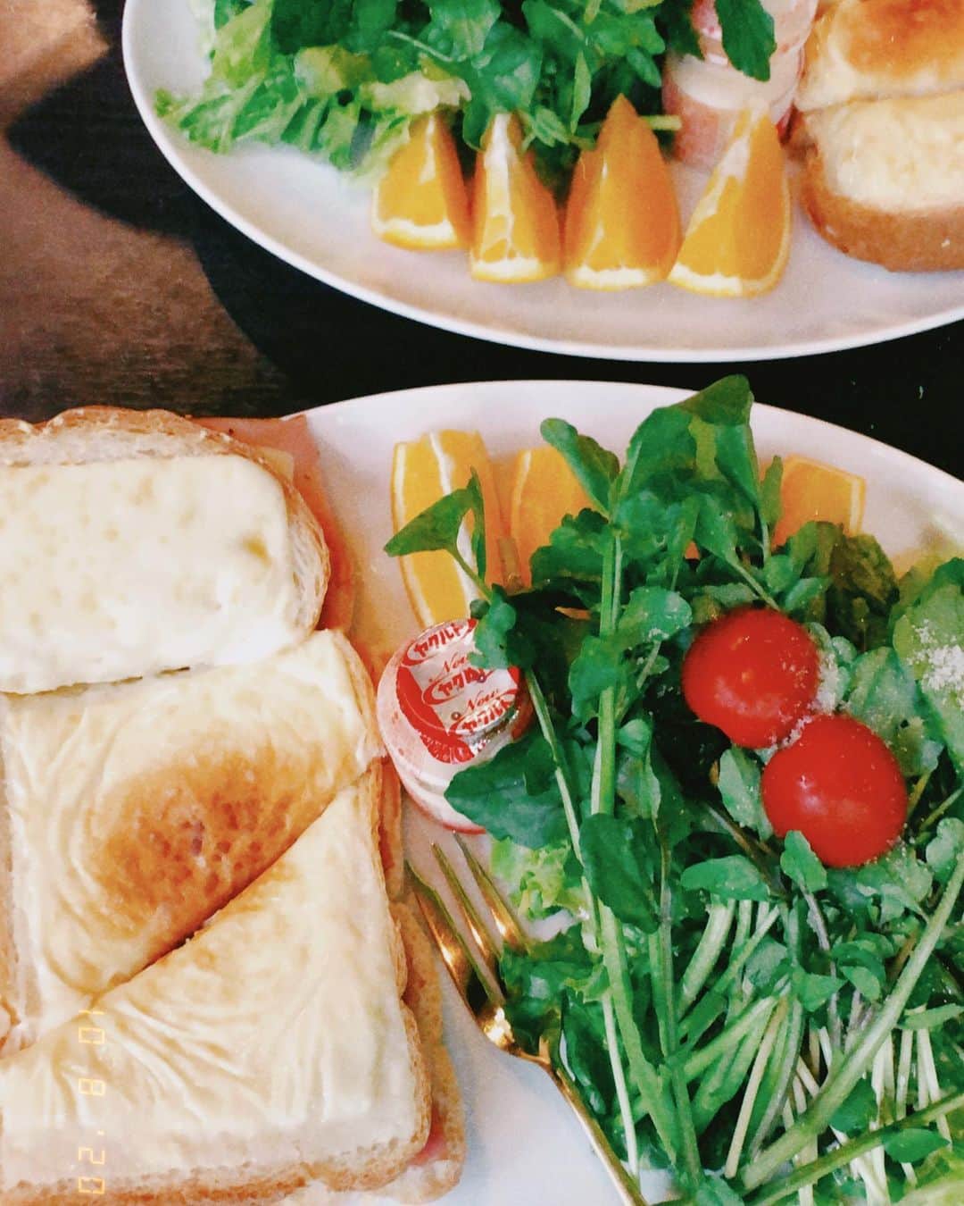 のインスタグラム：「🍞🧀🌱🍊🍅」