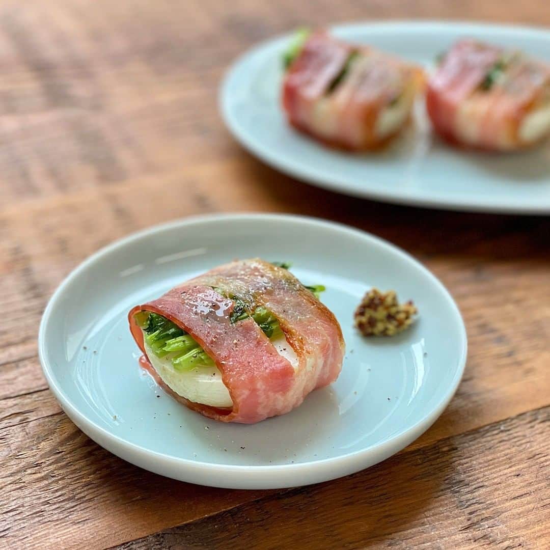 無印良品さんのインスタグラム写真 - (無印良品Instagram)「【Café&Meal MUJI】かぶといちじくの温サラダ - 10月が旬のかぶを使った「かぶといちじくの温サラダ」を Café&Meal MUJI の森谷シェフが紹介します。かぶといちじくに、カリカリに焼いたベーコンを合わせて、マスタードを効かせたデリ風サラダです。かぶの葉が少ない場合は、小松菜で代用してください。 - ・材料（2人分） かぶ　2玉 ドライいちじく　4粒 ※セミドライタイプがおすすめです スライスベーコン　40g 粒マスタード　小さじ1 オリーブオイル　小さじ2 塩　2つまみ - ・つくり方 1．かぶはよく洗い、実は八等分のくし切りに、葉の部分は約3cmに切る ※皮と実の間に甘みがあるので、皮付きのままの調理がおすすめです 2．（1）のかぶの実と葉に塩を和えて耐熱容器に入れ、ラップでフタをして500wのレンジで2分30秒あたためる 3．フライパンで炒めたベーコンと、（2）のかぶをボウルに入れる 4．（3）に半分に切ったドライいちじく、粒マスタード、オリーブオイルを入れて和える - ＜かぶとベーコンを使ったもう一品＞ かぶの実と葉をレンジであたためて、ベーコンを巻いてトースターで焼き上げると、ベーコンの塩気が効いた簡単なおつまみになります。好みで粒マスタードや黒胡椒をトッピングしてください。 - 今回レシピを教えてくれたのは、森谷 修一シェフ。 新宿店や旧有楽町店など全国の Café&Meal MUJI でシェフを経験し、現在は季節ごとに変わるデリやデザートのレシピ開発を行っています。 - #無印良品 #MUJI #CaféandMealMUJI #CaféMUJI #MUJIカフェ #シェフとつくるおいしいレシピ #レシピ #簡単レシピ #手料理 #手作り #暮らし #おうち時間 #かぶ #いちじく #イチジク #無花果 #サラダ #温サラダ #デリサラダ #おつまみ」10月8日 14時00分 - muji_global
