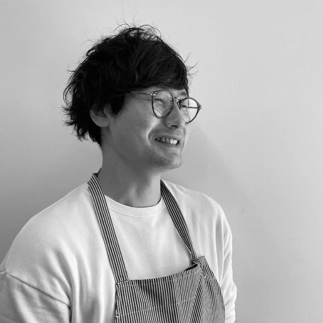 無印良品さんのインスタグラム写真 - (無印良品Instagram)「【Café&Meal MUJI】かぶといちじくの温サラダ - 10月が旬のかぶを使った「かぶといちじくの温サラダ」を Café&Meal MUJI の森谷シェフが紹介します。かぶといちじくに、カリカリに焼いたベーコンを合わせて、マスタードを効かせたデリ風サラダです。かぶの葉が少ない場合は、小松菜で代用してください。 - ・材料（2人分） かぶ　2玉 ドライいちじく　4粒 ※セミドライタイプがおすすめです スライスベーコン　40g 粒マスタード　小さじ1 オリーブオイル　小さじ2 塩　2つまみ - ・つくり方 1．かぶはよく洗い、実は八等分のくし切りに、葉の部分は約3cmに切る ※皮と実の間に甘みがあるので、皮付きのままの調理がおすすめです 2．（1）のかぶの実と葉に塩を和えて耐熱容器に入れ、ラップでフタをして500wのレンジで2分30秒あたためる 3．フライパンで炒めたベーコンと、（2）のかぶをボウルに入れる 4．（3）に半分に切ったドライいちじく、粒マスタード、オリーブオイルを入れて和える - ＜かぶとベーコンを使ったもう一品＞ かぶの実と葉をレンジであたためて、ベーコンを巻いてトースターで焼き上げると、ベーコンの塩気が効いた簡単なおつまみになります。好みで粒マスタードや黒胡椒をトッピングしてください。 - 今回レシピを教えてくれたのは、森谷 修一シェフ。 新宿店や旧有楽町店など全国の Café&Meal MUJI でシェフを経験し、現在は季節ごとに変わるデリやデザートのレシピ開発を行っています。 - #無印良品 #MUJI #CaféandMealMUJI #CaféMUJI #MUJIカフェ #シェフとつくるおいしいレシピ #レシピ #簡単レシピ #手料理 #手作り #暮らし #おうち時間 #かぶ #いちじく #イチジク #無花果 #サラダ #温サラダ #デリサラダ #おつまみ」10月8日 14時00分 - muji_global