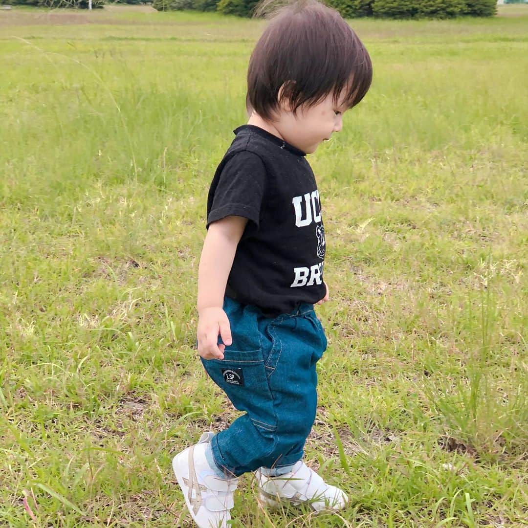 Kikuno Sayumiさんのインスタグラム写真 - (Kikuno SayumiInstagram)「〻family day〻 ・ ・ ・ 木更津の#中の島大橋 へ。 長ーい橋を渡ったらこんな草原があったよ✨ ・ 2枚目の豆みたいにちっこいあらたん、よく見るとニヤついててジワる😂 娘もあらたんも大喜びでフラダンス💃したり走り回って喜んでたよ✨ ・ 楽しい休日でした🥰 ・ ・ ・ #あおちゃんコーデ#あらたんコーデ#8歳#男の子ママ#家族でお出かけ #mamagirl #ママリ#ママリファッション #赤ちゃんのいる生活 #家族写真 #年の差姉弟#family#familytime」10月8日 13時55分 - sayumikikuno