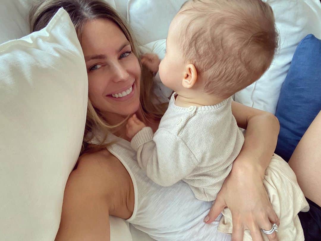 ジェニファー・ホーキンスのインスタグラム：「Face tan and serums on high rotation. Summer is here! ☺️ @jbronze__ (my little sidekick in the pic pulling my hair, standard!! Ha)」