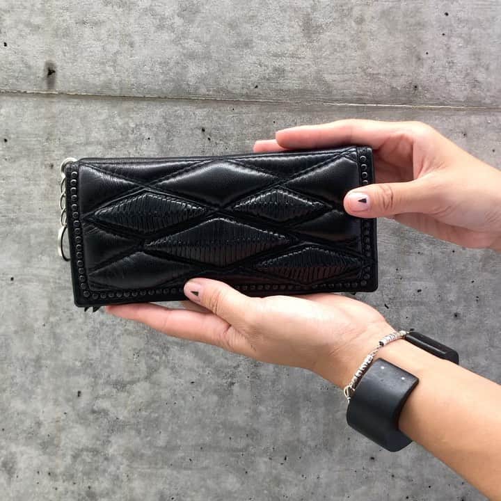 のインスタグラム：「新作入荷‼️今月お財布を変えるのに良い日は10/18の開運日一粒万倍日ですって💛物事を始めるのに良い日とされています お財布を新しくすることにも良い日らしいので この機会に新調してみてはいかがでしょうか！ KMRiiのお財布4型がymdo.tokyoオンラインストアにて発売開始となりますのでぜひご覧くださいませ♪   【森本容子セレクト オンラインストア】http://ymdo.tokyo ※新作お知らせから発売開始時間までも【在庫切れ】と表示されておりますので注意ください。  ※商品のお問い合わせ、質問はオンラインストアへお願い致します。  @kariangofficial @ymdoshop @bankertokyo @yocomorimoto #bankertokyo #ymdoshop #kariang #tokyo #denim #japanmade #カリアング#レディスウェア#今日のコーデ#カットソー#コーディネート#森本容子#キッズウエア #マタニティウエア #マタニティ#マタニティコーデ #がんばれ高齢出産 #fashion #yocomorimoto  #1歳 #40代　#kmrii @kmrii_online @kmrii_official」