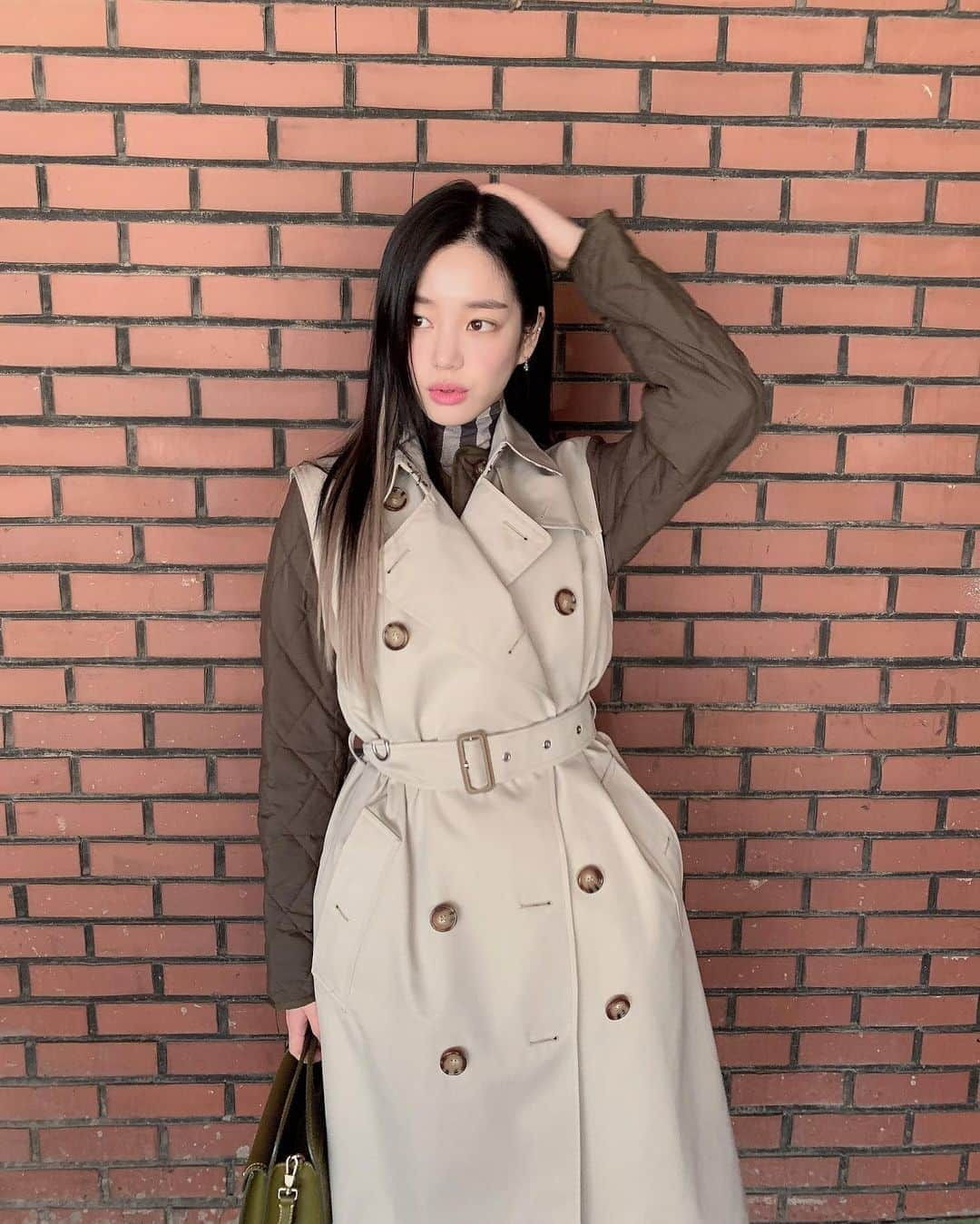 イ・ユビさんのインスタグラム写真 - (イ・ユビInstagram)「B ⭐️   #광고 #BurberryTrench #Burberry」10月8日 13時58分 - yubi_190