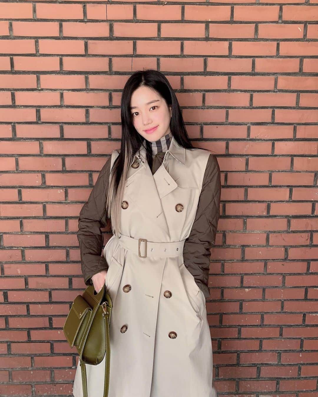 イ・ユビさんのインスタグラム写真 - (イ・ユビInstagram)「B ⭐️   #광고 #BurberryTrench #Burberry」10月8日 13時58分 - yubi_190