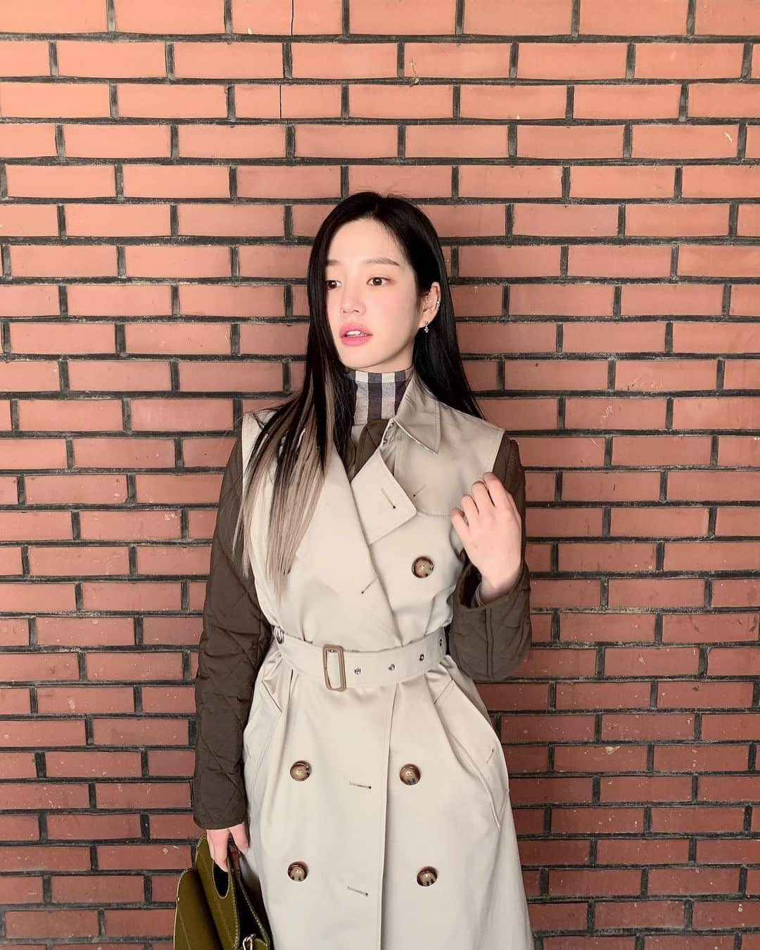 イ・ユビさんのインスタグラム写真 - (イ・ユビInstagram)「B ⭐️   #광고 #BurberryTrench #Burberry」10月8日 13時58分 - yubi_190