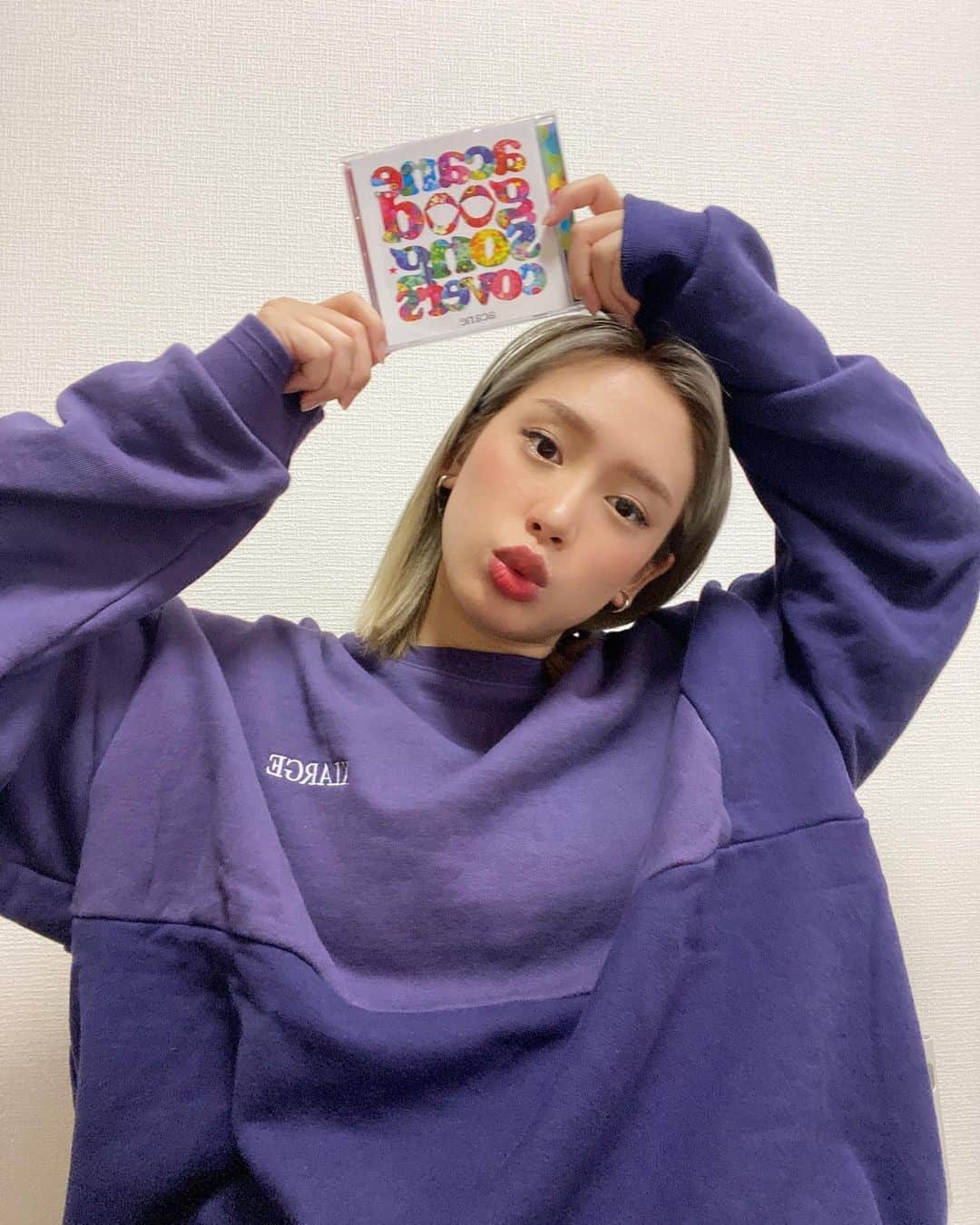 acaneのインスタグラム：「・ acane good song covers もうみんな聴いてくれたかなー？ ・ 今回は 2曲目のit's more loveのお話しを💫 ・ カバーアルバムを作るとき、 路上ライブの動画で人気だった曲を 選曲した中で、it's more loveは 唯一路上ライブで歌ったことがないんやけど acaneが純粋にだいすきな曲なので みんなに届けたくて選びました🥰💘📀🙏 ・ リアレンジ、レコーディングからミックスまで ベリーグッドマンご本人の HiDEXさん @hidex_bgm が してくださいました🕹✨ 実際ご本人ってやばすぎるよね、、😭😭😭🙏💘  mocaさん @moca_berrygoodman Roverさん @rover_nish  カバーさせていただき、 ありがとうございます🥰✨ ・ 3枚目の動画は レコーディング中にこの曲歌えるのが嬉しくて わくわくしちゃってる模様です。爆笑 ・ #ベリーグッドマン #べりふぁむ #ベリグ  #itsmorelove #acanegoodsongcovers #agsc」