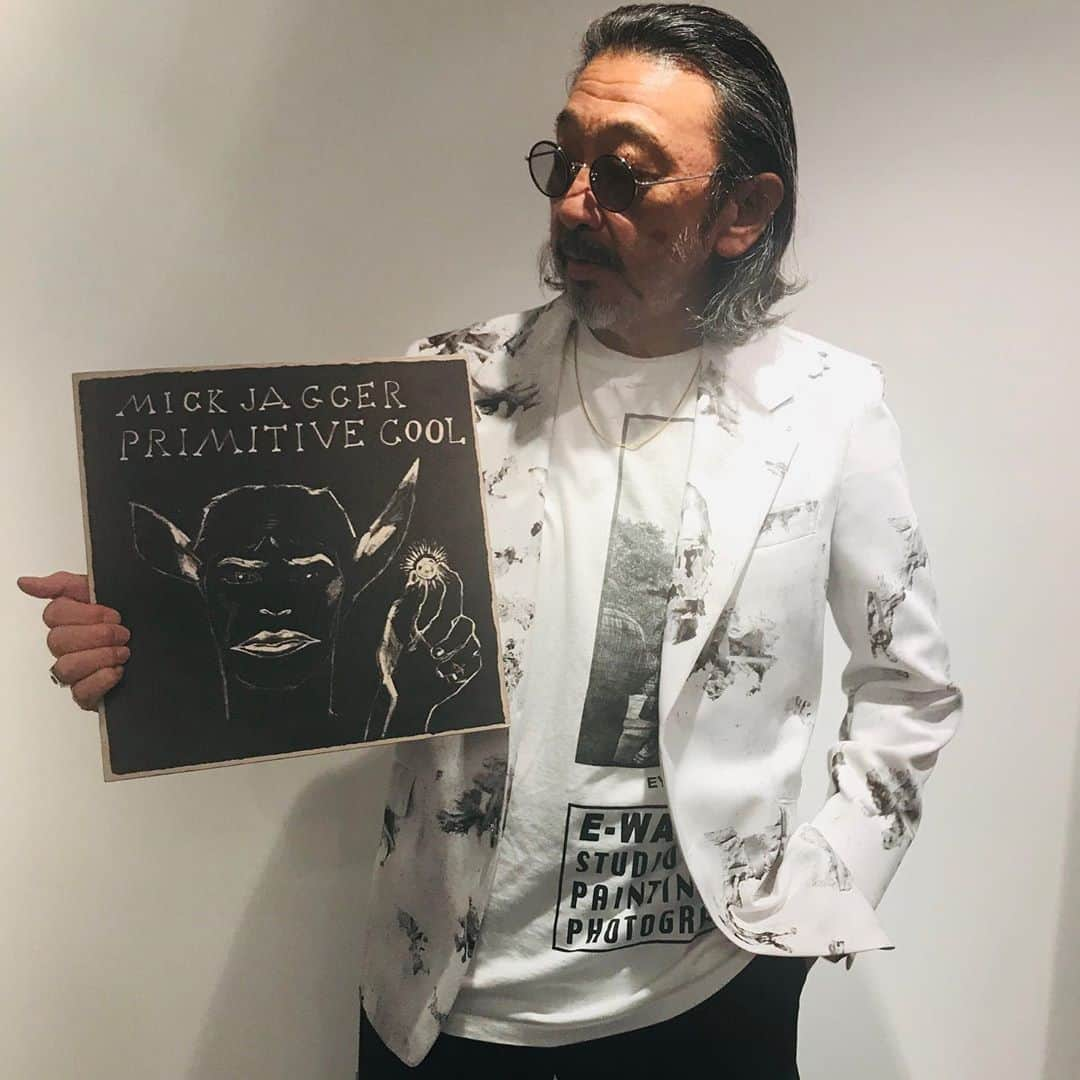 大久保篤志のインスタグラム：「#今日の１枚 #mickjagger  #mickjaggerprimitivecool  #今日のコーディネート #jacket #poggytheman  #tshirt #takahiromiyashitathesoloist  #pants #thestylistjapan  #chain #vandomeaoyama  #eyeglasses #白山眼鏡 #thestylistjapan  #trekkingshoes #thenorthface  #mensfashion  #vinylcollection」