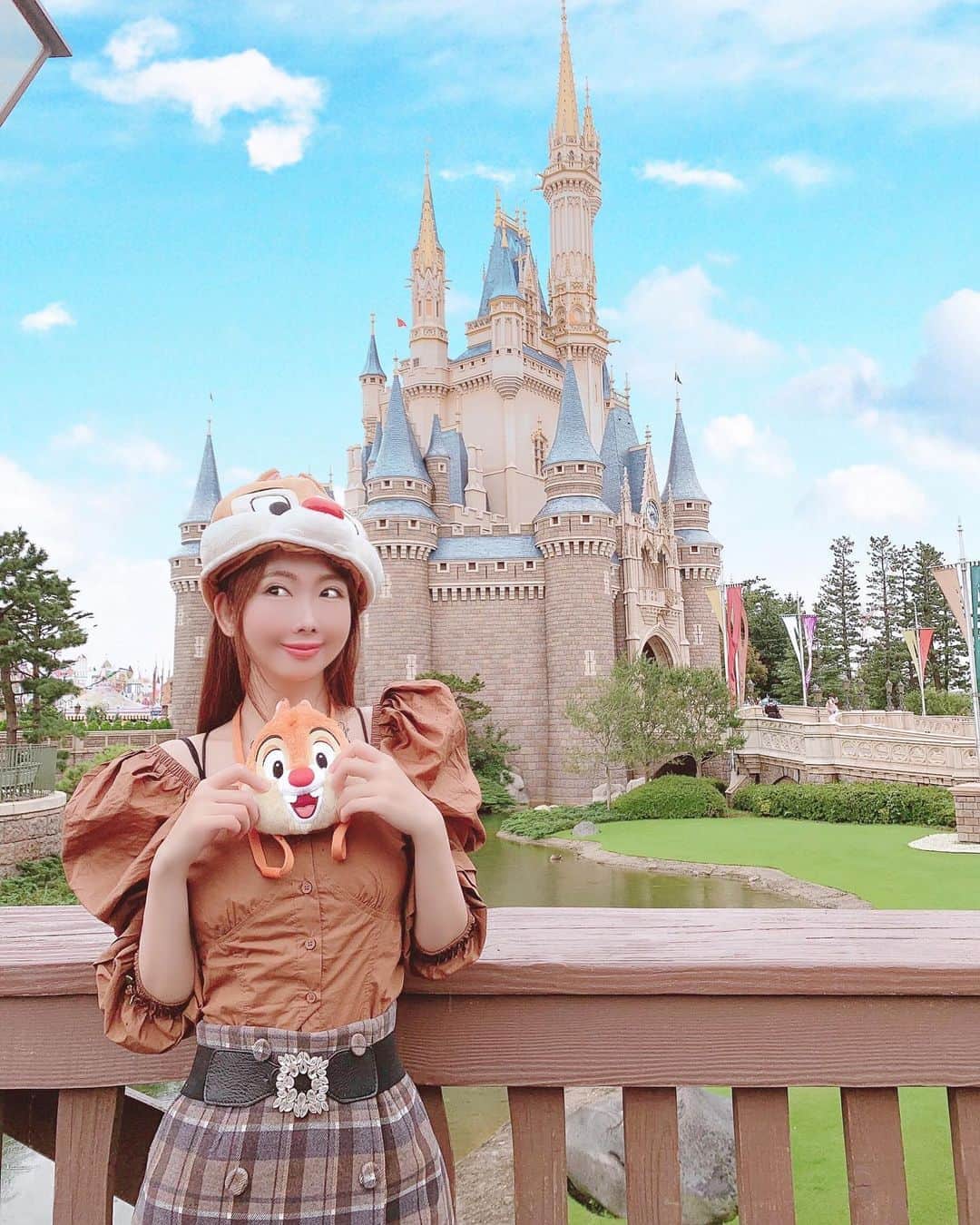 のインスタグラム：「💜夢の国💜  チップとデールコーデ  私は、明るい茶色のデールちゃんコーデ🐿💞  #夢がかなう場所 #シンデレラ城 #ディズニー #ディズニーランド #チップとデールコーデ #チップとデール #bff #girl #disney #disneyland #chipanddale #ootd #japan #japanesegirl #sakachikumi #坂地久美」