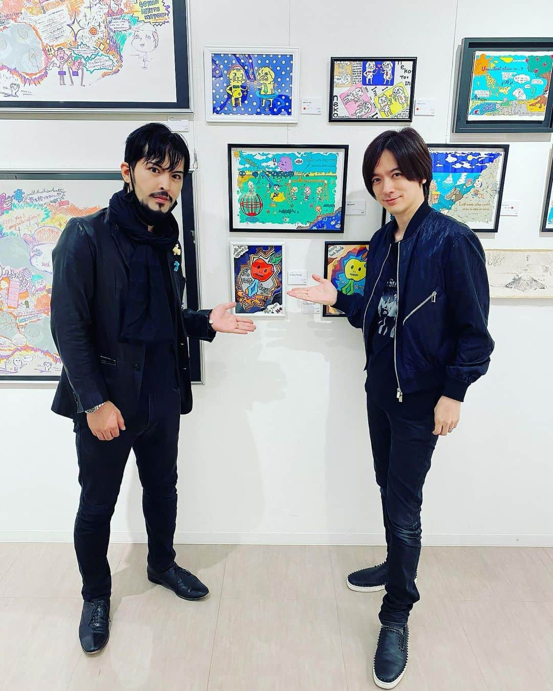 DAIGOさんのインスタグラム写真 - (DAIGOInstagram)「先日、四描四面展という4人のアーティストによる展覧会に行ってきました。BREAKERZの闇夜に舞う青い鳥を描いた国松飛龍くんの新しい作品も素晴らしかったし、黒田智恵さん 中川汐理さん、ヒロモリマサさん、全員の個性がぶつかり合いながらも調和していて、素敵な展覧会でした。ビビビッとくる絵との出会いもあり、心が豊かになる時間を過ごすことができました☺️ #四描四面展 #国松飛龍 #絵が描けるって素晴らしい #俺も絵本作家 #新作描こうかな笑 @hiryu_kunimatsu」10月8日 14時08分 - daigo_breakerz_