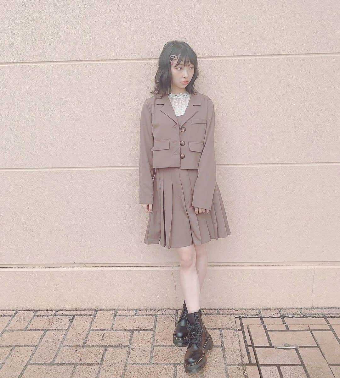 辻野かなみのインスタグラム：「❤︎﻿ ﻿ 👗#かなみしふく﻿ ﻿ 秋服🤎﻿ ﻿ 秋も茶色系の服が増えてく〜⸜❤︎⸝‍﻿ ﻿ セットアップ#andrabbit﻿ 靴#Dr.Martens﻿ ﻿ ﻿ #秋服 #code #茶色 #🤎﻿ #instagood #instalike #followme﻿ ﻿」