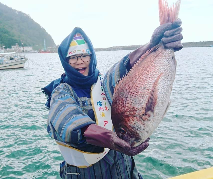 三浦友加さんのインスタグラム写真 - (三浦友加Instagram)「この度、海と日本PROJECT 「トトタベローネ庄内浜」のアンバサダーに就任させて頂く事になりました。  トトタベローネとは、 魚＝トト（さかなの事を幼児語で「トト」と言う。）と、 町全体を巡るイタリアの世界最大の家具見本市「ミラノサローネ」を組み合わせた、「魚（トト）食べようね」を意味した造語だそうです。  企画の意図であります 【地域にはその土地独特の「魚食文化」があり、魚食の恩恵は、恵まれた「海」がなければ成り立ちません。 地域の海の魅力と、魚の魅力を伝えたい。 地域で課題を抱えている魚のことを知ってもらいたい。 「トトタベローネ」はそんな思いを込めて、 地域の魚をメインとしたメニュー開発を行い、 多くの飲食店と連携して展開することで、ムーブメントを起こします。 食を通じて、海の大切さや文化・環境を守る思いを伝えていく。 トトタベローネが、地域を元気にします。】 ※HPより抜粋　　  との内容、大変すばらしく  私も大好きな庄内浜や、 この地の海産物の特徴や美味しさ、そして 庄内浜に関わり生きられる皆さんの魅力や素晴らしさ、次の世代へつなげたい大切なもの、など もお伝えできたらと思っております。  庄内浜文化伝道師のメンバーの1人としても頑張ります。 皆様どうぞ宜しくお願い致します。  そして、 10日10日（土）トト🐟の日は 加茂水族館　「魚匠ダイニング沖海月」須田剛史 料理長のイベント、  同じく10月10日(土)から 新ご当地麺『庄内浜の鯛だし麺』のキャンペーンが始まります。 参加店舗は明日9日にこちらのサイトで発表になります。 bit.ly/2HXRktC 庄内浜で獲れた美味しい鯛を使ったとっておきの鯛だしラーメン乞うご期待を！！  「トトタベローネ庄内浜」 https://tototabelone-shonai.jp  海と日本PROJECT  https://uminohi.xn--jp-w83a5d4h/  #トトタベローネ #トトタベ庄内浜 #庄内浜 #庄内浜の鯛だし麺 #鯛ラーメン #海と日本#庄内浜文化伝道師」10月8日 14時15分 - miurayuka
