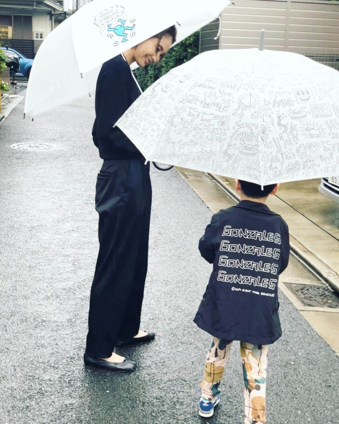 二ノ宮和佳子のインスタグラム：「Rainy Day  今朝、先に出掛けようとした私を見送ってくれた息子 雨やだねーと話ながら、なんだかほんの数分だったけど、良い時間だったな ありがと♡  #傘は昨日コンビニで買った #キースヘリング #息子もキース好き #keithharing #gonzales」