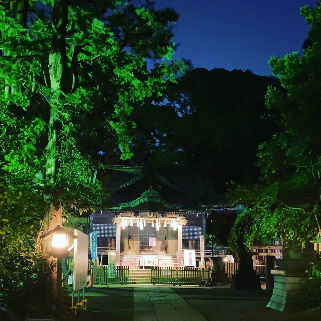 Taku Takahashiのインスタグラム：「フラッと歩いてたら見つけた神社。  特に夜のぼんぼり、ちょうちん？なんて呼ぶんだっけ？それがとても綺麗で、緑もたくさんあって、すごく気持ちがスーッとリラックスできる。お月様も見えて心が和む。  神社って道の真ん中を歩いちゃいけないって風習があるんだけど、僕は左のデコボコの石畳を歩くのが好き。なんのために作ったのかわからないけど、ちゃんと階段もあってそこからも登れる。私的にはグッドデザイン大賞をお渡ししたい。  歴史上いちばん尊敬するのは勝海舟。彼は江戸無血開城の立役者で。日本最初の海軍を設立。差別社会のなか、侍の階級なのにも関わらず、使える人材はどんな位の人でも採用していったり坂本龍馬の師匠だったり。すごくオープンマインドな人。  彼は『氷川神社』へよく散歩をしていたらしい。緑が多くてとてもピースフル。僕も何度かお参りへ行ったこともある。  そんな彼に憧れている私としては、いつかマイフェイバリット神社が欲しいなって思ってたら、見つけちゃった。ちょっぴりラッキー。」