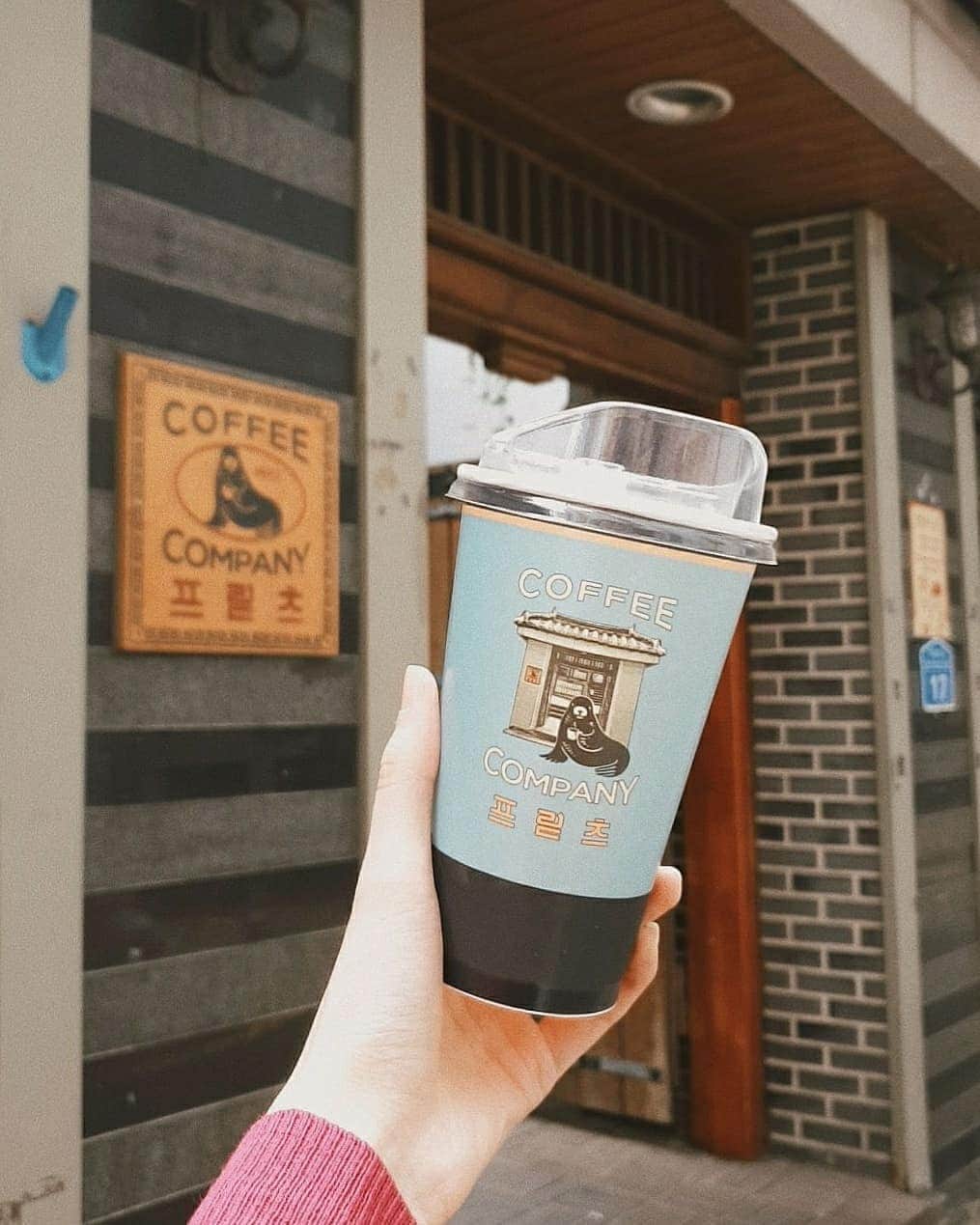 エリッサ・ヤマダさんのインスタグラム写真 - (エリッサ・ヤマダInstagram)「Efek samping binge-watch K-dramas: jadi ngidam makanan Korea dannn kangen jalan2 santai di Seoul, walaupun cuma coffee shop hopping like my last Seoul trip with my coffeeholic mom (and I don't even drink coffee 😂). This coffee shop is one of her favorites, Fritz Coffee Company (we visited the Mapo branch)! You can check out the other ones in my 'seoul' Highlight ☕♥️  Semoga next Seoul trip bisa bareng @jessbebes (with or without @jessyamada ☺)  #ellejessinseoul #ellejessinkorea #fritzcoffeecompany」10月8日 14時35分 - elleyamada