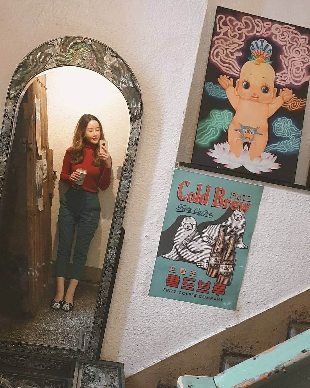 エリッサ・ヤマダのインスタグラム：「Efek samping binge-watch K-dramas: jadi ngidam makanan Korea dannn kangen jalan2 santai di Seoul, walaupun cuma coffee shop hopping like my last Seoul trip with my coffeeholic mom (and I don't even drink coffee 😂). This coffee shop is one of her favorites, Fritz Coffee Company (we visited the Mapo branch)! You can check out the other ones in my 'seoul' Highlight ☕♥️  Semoga next Seoul trip bisa bareng @jessbebes (with or without @jessyamada ☺)  #ellejessinseoul #ellejessinkorea #fritzcoffeecompany」