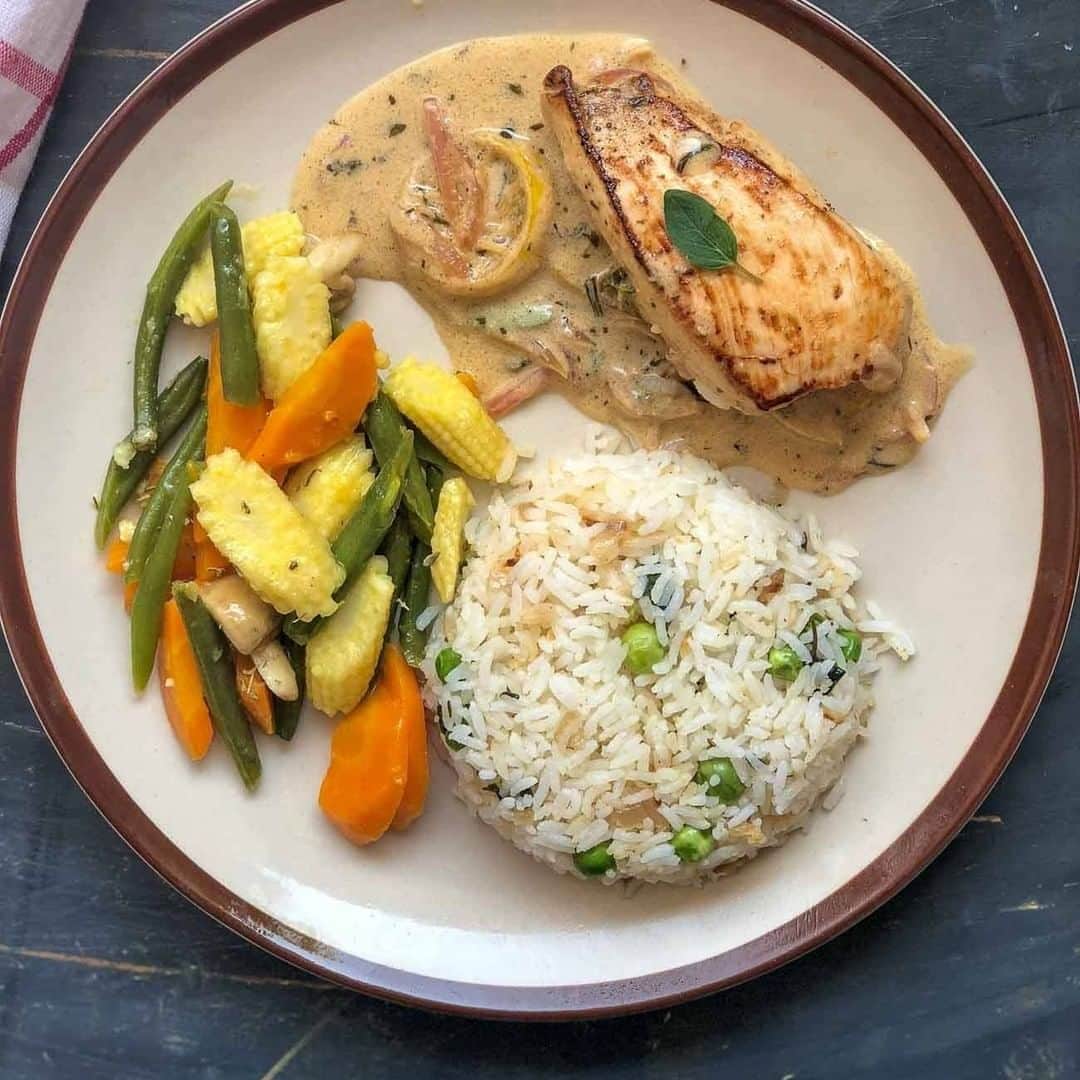 Archana's Kitchenさんのインスタグラム写真 - (Archana's KitchenInstagram)「Here we have a delicious and flavourful Continental Meal Plate for you which has Chicken In Lemon Butter Sauce along with Steamed Vegetables With Chilli Lime Butter and Herbed Rice. This is a great meal for your Brunch or for your weekend dinners. It is a healthy meal plate that you can also eat post your workout. You can also serve Potato or Sweet Potato Mash instead of Herbed Rice in this meal. Get the recipe from the smart.bio link in my profile @archanaskitchen . . . . . . #recipes #easyrecipes #dinner #indiandinner #paneerpulao #paneerbiryani #archanaskitchen #healthyeating #highprotein #northindianfood #northindianmeal #homemadefood #eatfit #cooking #food #healthyrecipes #foodphotography #recipeoftheday #comfortfood #deliciousfood #delicious #instayum #food」10月8日 14時30分 - archanaskitchen