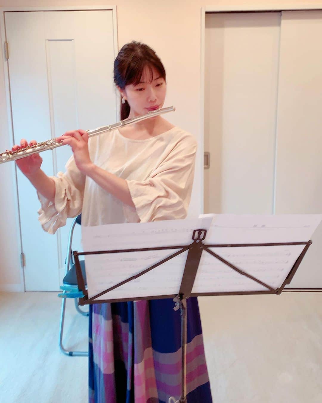 のインスタグラム：「フルート始めてもう少しで一年♩ 通えない時期もありましたが、もう少しで教本一冊終わるぞー！✊🎶 スタンプ押すのは永遠に上達しません。。笑 ミッキーがいつもブレるか掠れる😂」
