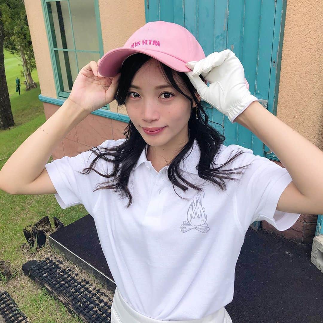 古田ちさこさんのインスタグラム写真 - (古田ちさこInstagram)「マーシャルカー発見🏌️‍♀️💕﻿ ﻿ 無人でコース脇に停まっていました🚜﻿ 前の組を待つ時間があったのでゴルフコーデ撮影📸﻿ ﻿ 友達が「ゴルフで着てね♩」って送ってきてくれた @desir_neotokyo_japan のポロシャツとキャップ✨﻿ ﻿ バックプリントは焚き火が燃え盛ってるよ🔥笑﻿ ﻿ ピンクのキャップ、自分では絶対選ばないから新鮮なんだな〜〜🐖💗﻿ ﻿ ゴルフウェアって普段着ない色や柄も着られちゃうからコーデ考えるのも楽しい✨✨✨﻿ ﻿ 📍#ラヴィスタゴルフリゾート ﻿ ﻿ #golf#ゴルフ#ゴルフラウンド#ゴルフ⛳️﻿ #ゴルフ女子#golffashion#ゴルフコーデ﻿ #desir#desirneotokyo﻿#ゴルフウェア#ゴルフコース ﻿ #千葉ゴルフ#カープ女子#ゴルフ好きな人と繋がりたい﻿ #golfgirl#golfisfun#⛳️﻿」10月8日 14時37分 - chisakofuruta