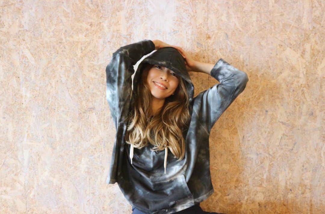 RENA のインスタグラム：「TCNタイダイのhoodieは紐が太めのシューレースみたいで色合いも抜群❤︎ ． @unodostres.jp.123 ありがとうございます❤︎ ． こーゆーの探してた❤︎ ． ．  #spain #tiedyefashion #ootd #myfavorite #outfit #natural #sport #workout #training #タイダイ #パーカー #私服 #トレーニング #ワークアウト #スポーツ女子 #オススメ」