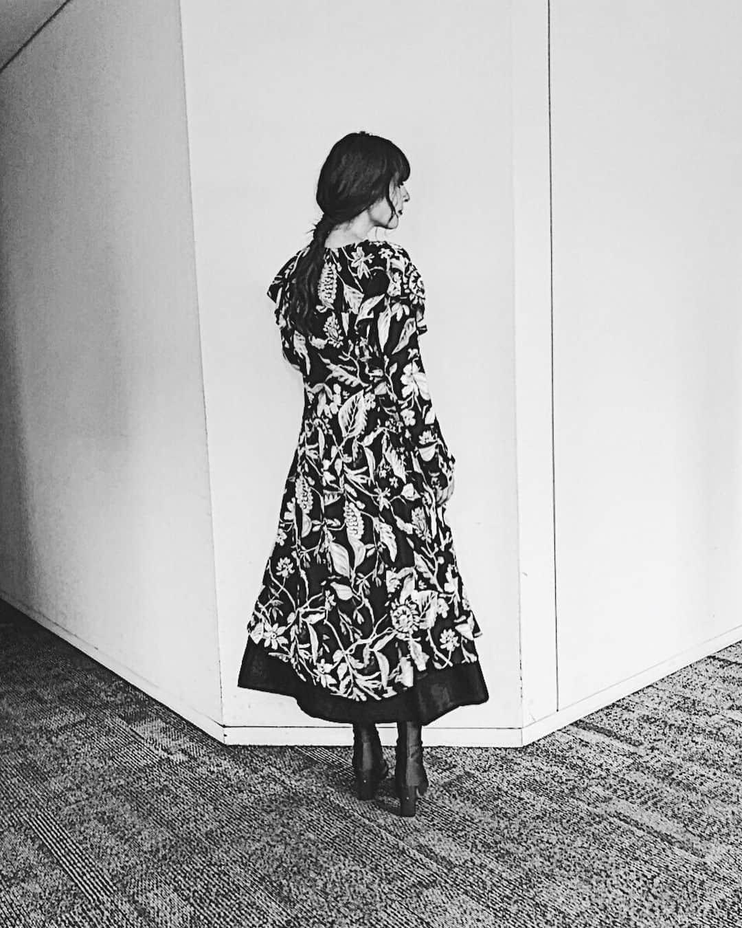のインスタグラム：「🖤🦋🧝🏻‍♀️💐 Thursday..  今日はゆる〜くレトロに♡  #love#fashion#retro#autumn#hmstudio」