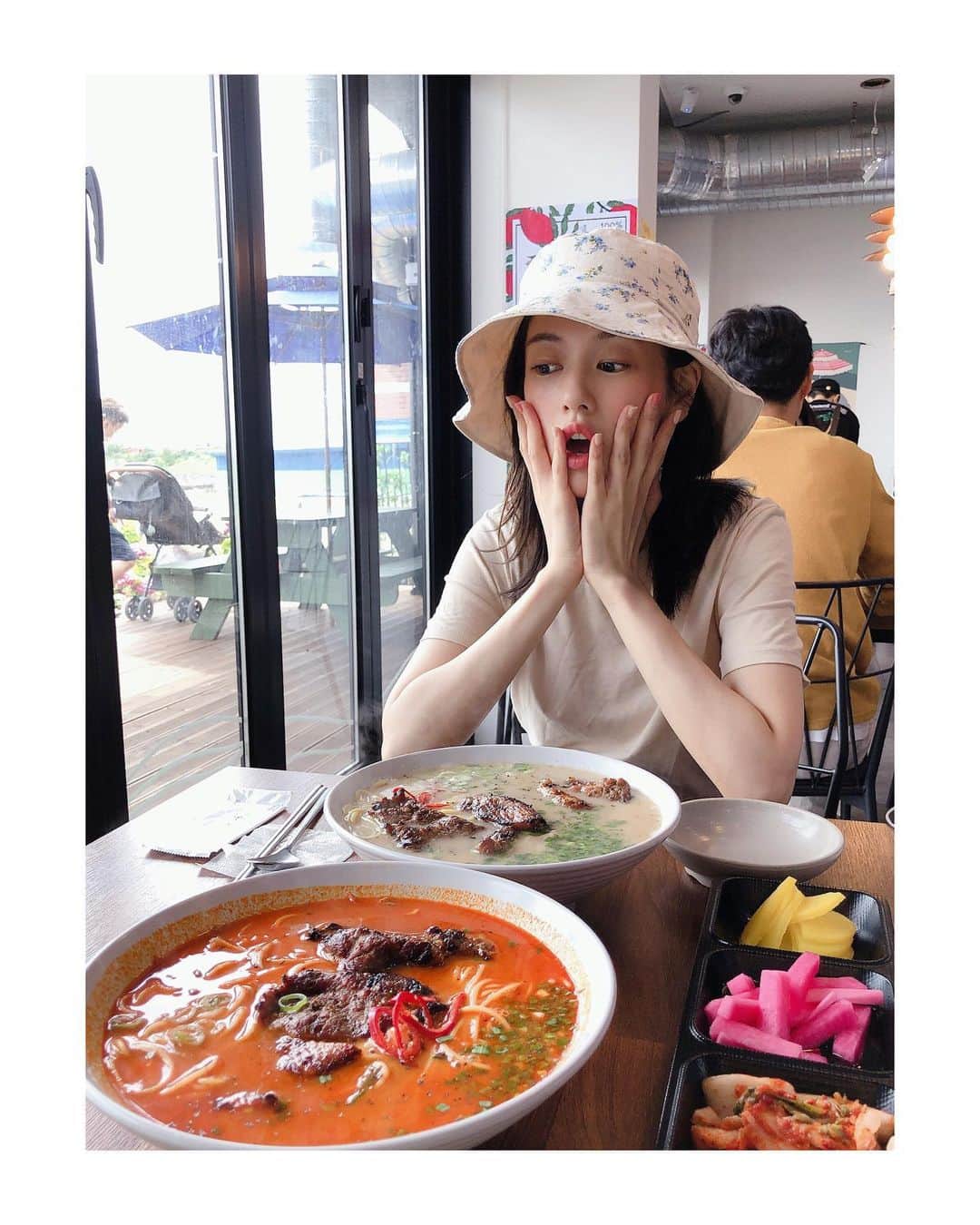 チョン・ソミンのインスタグラム：「이렇게 많이 신청해주실지 몰랐어요🤭 많은 관심과 예약신청 감사합니다☺️ 덕분에 일마레동탄점 토요일 모든시간 예약이 전부 완료되었어요:) 예약확정 못받으신 분들 감사하고 죄송합니다🙏🏻 혹시나 예약없이 현장오시는 분들은 자리나는대로 바로 안내해드린대요! 하지만 기다리실 수 있다는 점 양해부탁드립니다. 저는 종종 일도우러 갈 예정이니 또 만나요💕💕  #사진은nottoday」