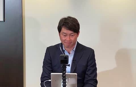 新井貴浩のインスタグラム：「「リモートインタビュー」  今回も、とある選手にリモートインタビューをしました！！  RCCイマナマ！内  「カーチカチ！テレビ」にて  近日OA予定です！  OA日は改めてお知らせします！  みなさんお楽しみに(^^)  #広島東洋カープ #RCC #イマナマ #カーチカチ #感謝 #応援 #新井貴浩」