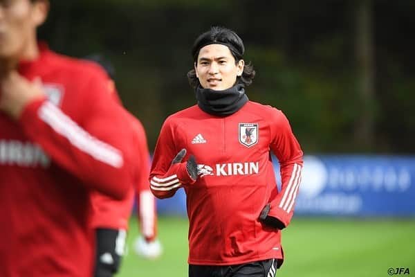 のインスタグラム：「. 合宿3日目、カメルーン戦まであと2日  📷Photo by JFA  #川島永嗣 #権田修一 #シュミット・ダニエル #吉田麻也 #酒井宏樹 #室屋成 #植田直通 #安西幸輝 #板倉滉 #冨安健洋 #菅原由勢 #原口元気 #柴崎岳 #遠藤航 #伊東純也 #南野拓実 #鎌田大地 #中山雄太 #三好康児 #堂安律 #久保建英 #大迫勇也 #鈴木武蔵 #日本代表 #daihyo #サッカーキング #サッカー #⚽️」