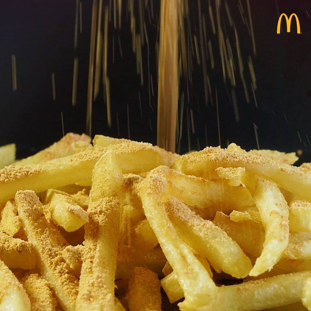 McDonald's Philippinesのインスタグラム：「Everybody loves our World Famous Fries - so shake it up a bit and order a Shake Shake Fries! 😉 🍟  Get them via McDo Dine-In, Drive-Thru, Take Out, or Pick-Up. You can also order via the McDelivery PH App, website, or call 8888-6236 (for NCR).」