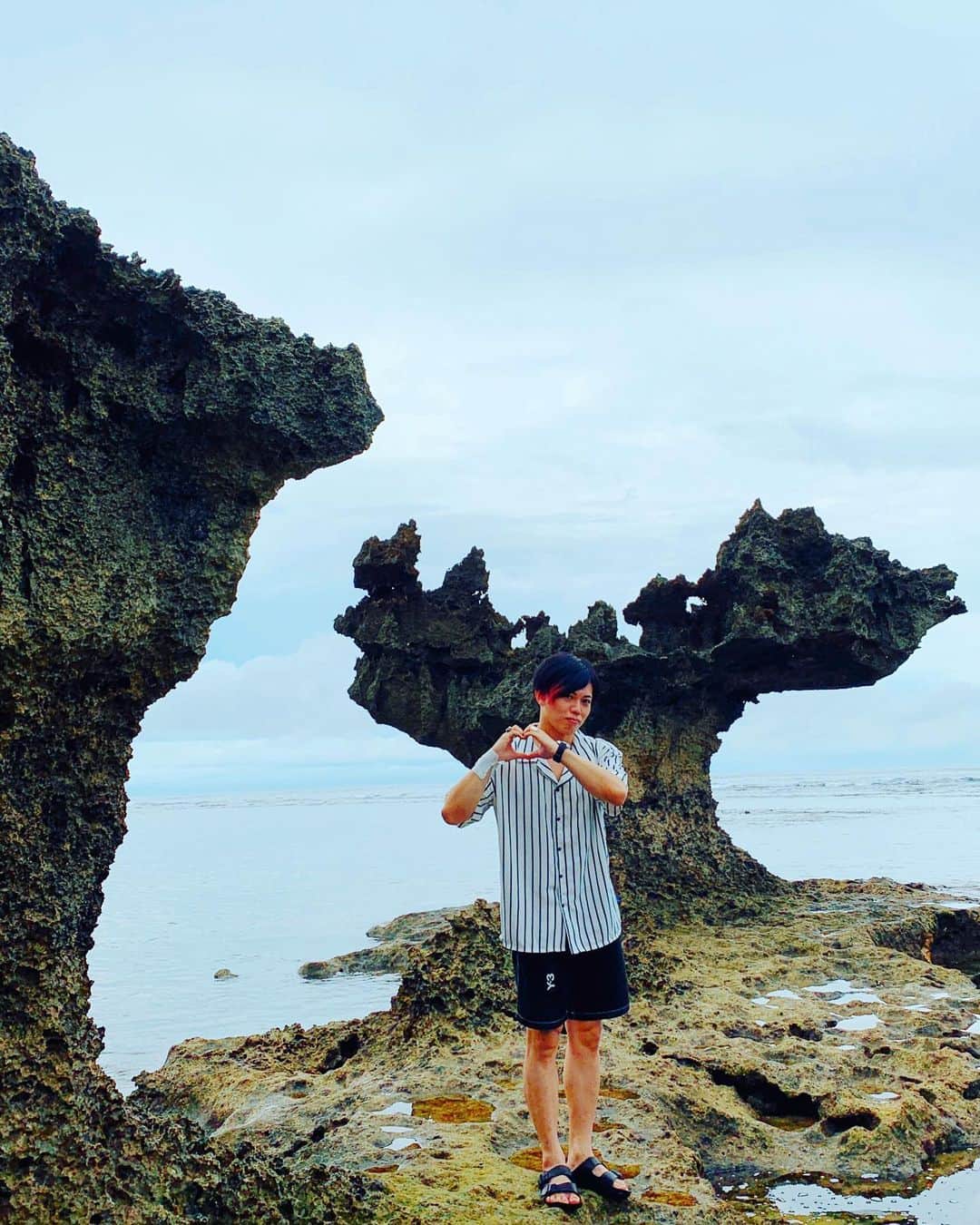 YASTIN さんのインスタグラム写真 - (YASTIN Instagram)「ハートロック♥️ 柄にもないポーズで撮りました 笑 ・ この岩が2つ縦に重なるポイントで見るとハートに見えて、そこで写真撮るのが正解らしい。後から知りました…。 初沖縄は天気悪かったから、またリベンジしたい ・ ・ ・ #ハート岩 #ハートロック #ティーヌ浜 #古宇利島 #沖縄 #okinawa #南国リゾート #🌴 #映えスポット #のはずが #ぴえん #😭」10月8日 15時24分 - yastin0109