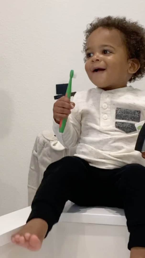 のインスタグラム：「😩 I need a new distraction cause now he won’t stop brushing his teeth 😭」