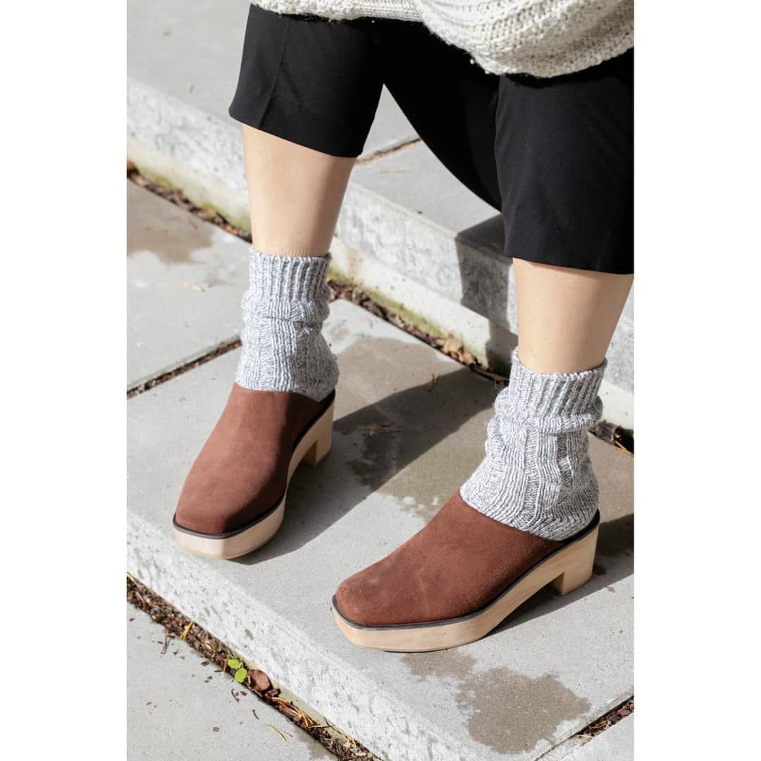 テーリポルキのインスタグラム：「NEW IN 🤎 Sivi clog is our newest clog style. Closed toe allows usage during the colder months too - wear it with or without socks!⠀⠀⠀⠀⠀⠀⠀⠀⠀ .⠀⠀⠀⠀⠀⠀⠀⠀⠀ . ⠀⠀⠀⠀⠀⠀⠀⠀⠀ #TERHIPÖLKKI #terhipölkkistore #kämpgarden #scandinaviandesign #finnishdesign #sustainable #sustainablefashion #designfromfinland #finnishfashion #footwear #shoes」