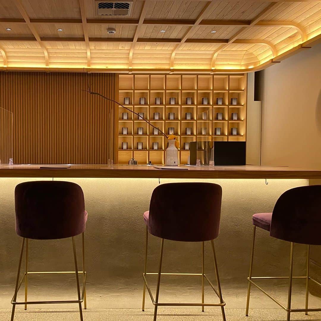 林信行のインスタグラム：「先週の京都は、昨年末誕生のGOOD NATURE HOTELに宿泊した。 客室はむしろ”Wood” Nature Hotelと呼びたくなるほど、木材がたくさん使われていて心地よかった。 ３泊の滞在、最終的には裸足が気持ち良く裸足で過ごしていることが多かったが、硬い木のフローリングの上を木のスリッパでカツカツと振動を感じながら歩くのもなんだか心地よかった。  ソファも、なかなかユニークで、ゆったり横たわれるソファというよりも、４つのピースをくっつけた上に、どっしりと乗っかってお茶を楽しんだり、ダラダラしたり、仕事をしたりと快適に過ごせる。  ホテルの象徴となっているのが、４階ロビーの向いにある内庭で、その上が５フロアぶち抜きの吹き抜けになっている（正確にはこの内庭を取り囲む形の「口」の字型の建物になっている）。 このため９階建てのビルの４階でありながら、降り注ぐ自然光を楽しんだり、夜は星空の下で暖炉の火を楽しめる。  ４階の回廊にはギャラリーやbioワインにこだわったカフェ／レストランがあるほか、京都をイメージした造作が。天井は鴨川をイメージした木材の流れがあり、壁には京都の風を表現した銅板の揺らぎが楽しめる、そして内庭側へと上がる数段のステップは、鴨川べりの川岸を表現したのだとか（ならば、ここでふたばの豆餅食べたい！）  　ホテルのオーナーは「京阪乗る人おけいはん」のCMでお馴染み、京阪グループ。  ここは、その京阪グループの初のラグジュアリーホテルとのこと。 実はオリンピックがあるはずだった2020年に向けて、京都には数え切れないほど多くのラグジュアリーホテルがオープンしている。どちらかといえばカジュアルなはずのACE HOTELすら、京都ではややラグジュアリーな展開だ。 　京都のラグジュアリーホテルの多くは洋風の建物に、お洒落なbarといった洋テイストか、伝統的な話の佇まいにホテルの快適さをmixした感じが多いイメージですが、ここはそのどちらでもない。 　では、どこのホテルに似ているかというと、おそらく一番近いのは先日投稿したばかりの立川のSORANOホテル。ウェルネスとエコで、退廃さや罪悪感なく心地よく過ごせることを目指したホテルという印象（それもそのはずで、どちらもpoolのコニタン、こと小西利行さんが手掛けているんですね！）  ちなみに客室の明かりは備え付けのタブレットで明るさなどの調整ができるのですが、人間の生体リズムに合わせて明るさや光の色を変えるサーカディアンリズムに対応。アラーム設定時間の30分前から少しずつ明るくなって心地よく目覚めたり、夜は穏やかな光で京都観光の興奮を鎮静化し、優しく眠りに誘ってくれるはずです(ただし、私のように朝方3時くりいまでbar hoppingをする不健康な輩には効果なし 苦笑)。  そしてその象徴とも言えるのがホテルの１階にある、錦市場と対極をなす京都の新しい台所、GOOD NATURE STATION。 ここのフードのセレクション、本当に面白いです。 このGOOD NATUREではコスタリカのカカオを買ってきていて、自社でチョコレートを生産、「R」というパティスリーを運営。部屋にもおいてあるカカオティーというオリジナル商品もつくっていたり、２階にはリサイクル可能なボトル素材にもこだわったローションなどの美容系のアイテムも充実。  ちなみに今回は試せなかったのですが３階には予約ONLYのレストランが３軒。 これがなんと３軒揃って開業初年度でミシュランに掲載されるという快挙を成し遂げています。 さらに鹿児島の名店、「CAINOYA」は、いつもお世話になっている金沢のseccaがお皿を提供。次回の京都訪問時には必ず訪れるレストランと決めています。  そんなGOOD NATURE HOTELが考えるリュックスなツアーということで、今回は京セラ美術館の貸切ナイトツアーや、京都の大きなイベントには必ず登場する？mama!milkさんの生演奏、さらにはホテルの部屋の絵を描いたアーティストによるライブペインティング、さらには叡山電車と終点駅を貸し切ってのアートパフォーマンスにも参加してきました。 これらの企画は観光庁さんやナイトタイムエコノミー推進協会の方々も関わっていたみたいだけれど、彼らとのつながりのおかげで、直前投稿のKYOTO GRAPHIEぜいたくツアーも実現しました。  それにしても延泊分の宿泊にはGO TO TRAVELを適応させてもらったけれど、宿泊費が本当に得な上に、もらったクーポンでGOOD NATURE STOREで気になっていた商品を買いまくり（ついでにワインお飲みまくり）。なかなかお得感が高い京都滞在になりました。 #GOODNATUREHOTEL #GOODNATURESTARION  #keihan #京阪 #KYOTO #京都 #pool #小西利行 #secca」