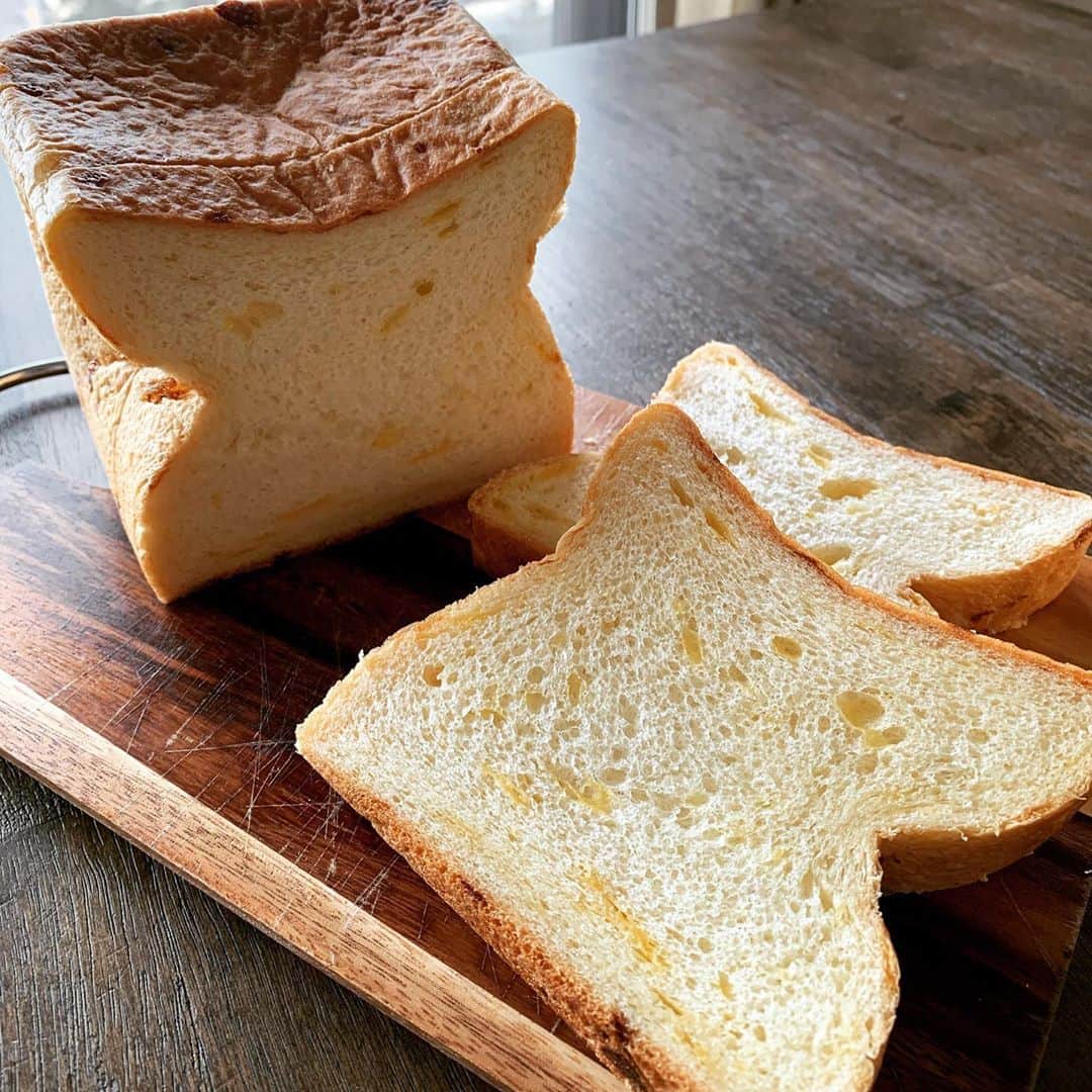 阿部晋也さんのインスタグラム写真 - (阿部晋也Instagram)「パン投稿🍞  只今移動中で助手席にて暇を持て余しております。笑 この隙にUPできていなかったパンをご紹介🍞  1枚目・2枚目 ブルクベーカリー竹村Laboの「夢〜マスカルポーネチーズと4種のチーズ」 高級食パンの夢にチーズが入ったパンです。 これはシンプルに美味しかったです🧀 軽くトーストしていただきました。 「はるゆたかブレンド」は本当に飽きのこない味で、毎日食べたいパンです。 実は今日も買っちゃったんですが、次回は分厚い４つ切りを買います🍞  3枚目 Pasco北海道プレミアム　北海道の生食パン　チョコ 以前もUPしましたが、新千歳空港で購入できるパンです。 娘曰く、「今までに食べたチョコ系のパンで1番美味しい」とのことです。笑 僕も少し食べましたが、チョコレート好きにはたまらないパンですね🍫  #パン #食パン #ブルクベーカリー #ブルクベーカリー竹村labo #pasco北海道プレミアム #あべぱんログ」10月8日 15時38分 - shinyabe106