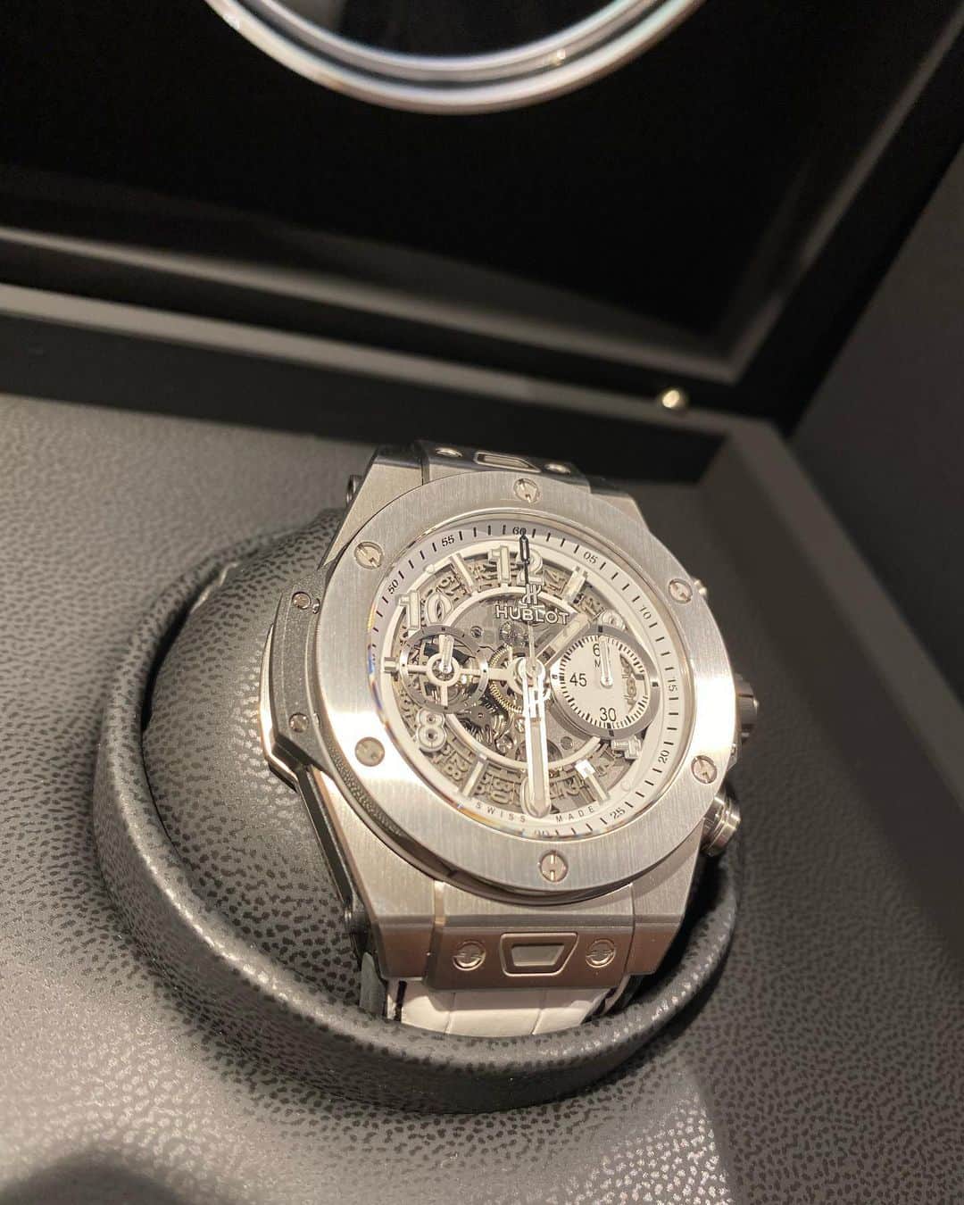 かねこのインスタグラム：「ふらっと何気なく入ったHUBLOTで、一目惚れして買ってしまった😭　 　　 かっこいい・・・　 そして軽い！　 あら汁生活がはじまります😂　 　 #HUBLOT  #ウニコ　 #ブラック&ホワイト　 #値段は怖くて見てない。」