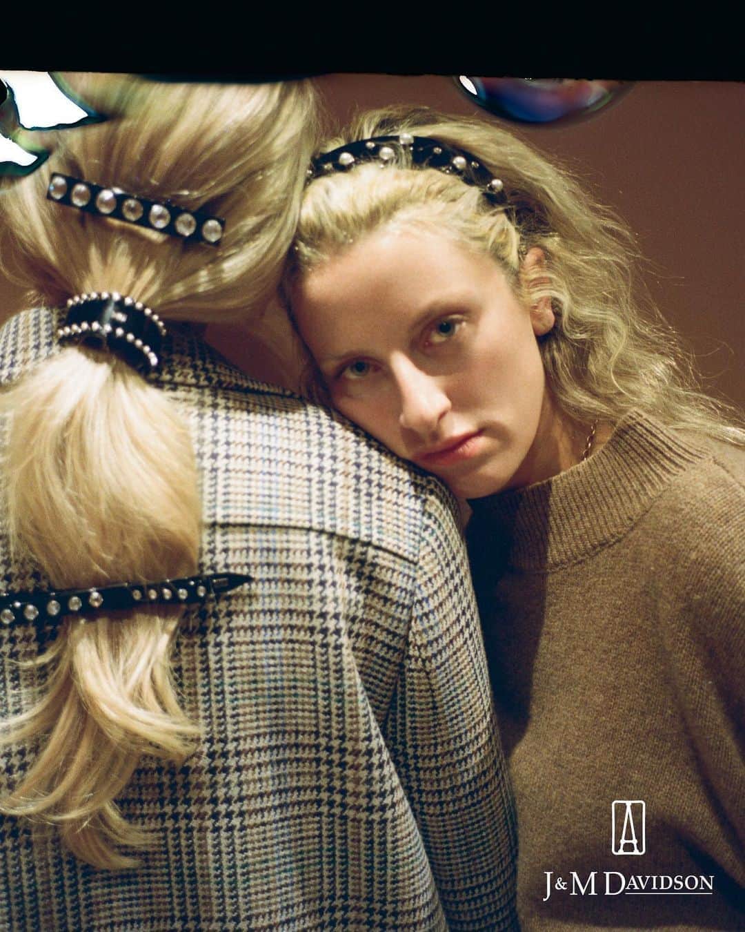 のインスタグラム：「Introducing our new collaboration with hair Maison @alexandredeparis_official   The collection launches exclusively in our flagships in London and Tokyo, and online at jandmdavidson.com today  The campaign is photographed by @indigolewin Styled by @tom_guinness  Starring @moonbedeaux @harriet.verney @tishweinstock @isabellaboreman @mimi.wade  Hair and Make-Up by @michelahairstylist   Click the link in our bio to discover more   #JMDxADP #AlexandredeParis」