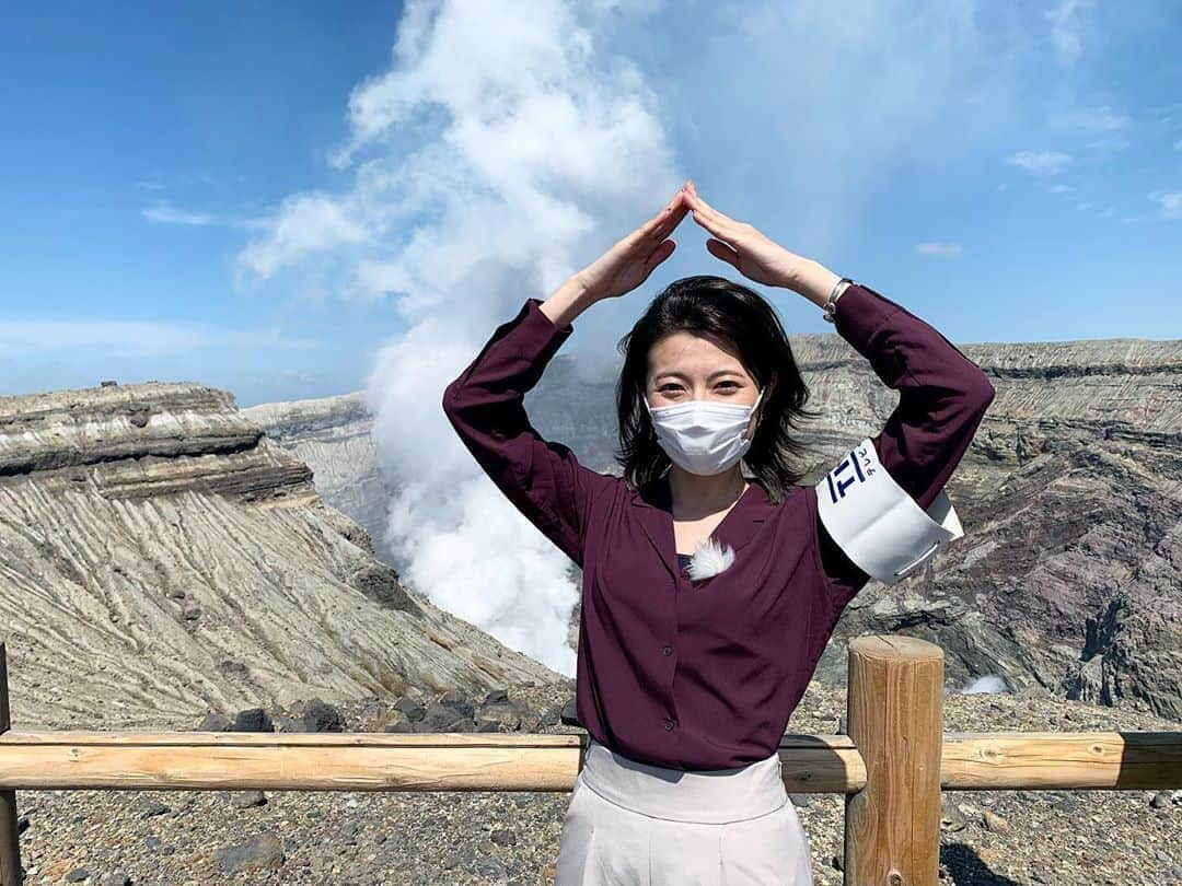 林田雪菜さんのインスタグラム写真 - (林田雪菜Instagram)「阿蘇中岳第一火口🌋 噴火警戒レベルも引き下げられて 火口見学も再開されています👏 すっごく久しぶりに行きました！ やはりパワーがすごい。硫黄の匂いも岩肌も…ダイナミックで地球の凄さを感じました🌍  そして火口の景色がどうしてもキングダムに出てきそうー！とか思ってしまう私。笑 信戦ってそうだなー将軍きそうだなーとか思ってしまう私は相当キングダムにハマっているようです。笑  阿蘇日帰り旅 まだまだあります！ 写真だけでは伝わらないので午後6時9分からのTKUライブニュース見てください🙋‍♀️  #阿蘇 #熊本 #ASO #JR豊肥本線 #復旧 #熊本地震 #全線開通 #阿蘇旅 #阿蘇日帰り #阿蘇満喫 #熊本旅行 #tkuライブニュース #特集 #見てね #阿蘇中岳第一火口 #阿蘇中岳 #火口見学 #ダイナミック #パワースポット #エネルギーチャージ #キングダム #出てきそうでしょ？ #朱海平原の戦い #的な笑 #ところで2枚目の写真どんなポーズよ笑」10月8日 15時47分 - hayashidayukina