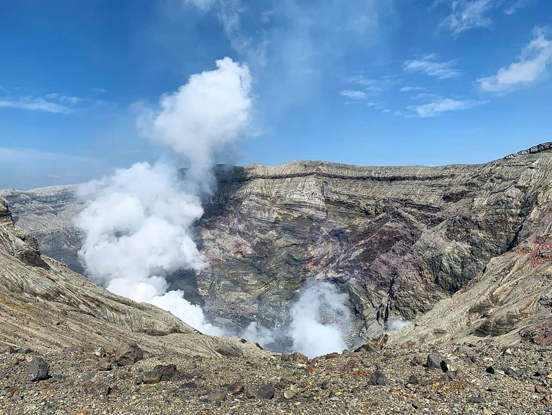 林田雪菜さんのインスタグラム写真 - (林田雪菜Instagram)「阿蘇中岳第一火口🌋 噴火警戒レベルも引き下げられて 火口見学も再開されています👏 すっごく久しぶりに行きました！ やはりパワーがすごい。硫黄の匂いも岩肌も…ダイナミックで地球の凄さを感じました🌍  そして火口の景色がどうしてもキングダムに出てきそうー！とか思ってしまう私。笑 信戦ってそうだなー将軍きそうだなーとか思ってしまう私は相当キングダムにハマっているようです。笑  阿蘇日帰り旅 まだまだあります！ 写真だけでは伝わらないので午後6時9分からのTKUライブニュース見てください🙋‍♀️  #阿蘇 #熊本 #ASO #JR豊肥本線 #復旧 #熊本地震 #全線開通 #阿蘇旅 #阿蘇日帰り #阿蘇満喫 #熊本旅行 #tkuライブニュース #特集 #見てね #阿蘇中岳第一火口 #阿蘇中岳 #火口見学 #ダイナミック #パワースポット #エネルギーチャージ #キングダム #出てきそうでしょ？ #朱海平原の戦い #的な笑 #ところで2枚目の写真どんなポーズよ笑」10月8日 15時47分 - hayashidayukina