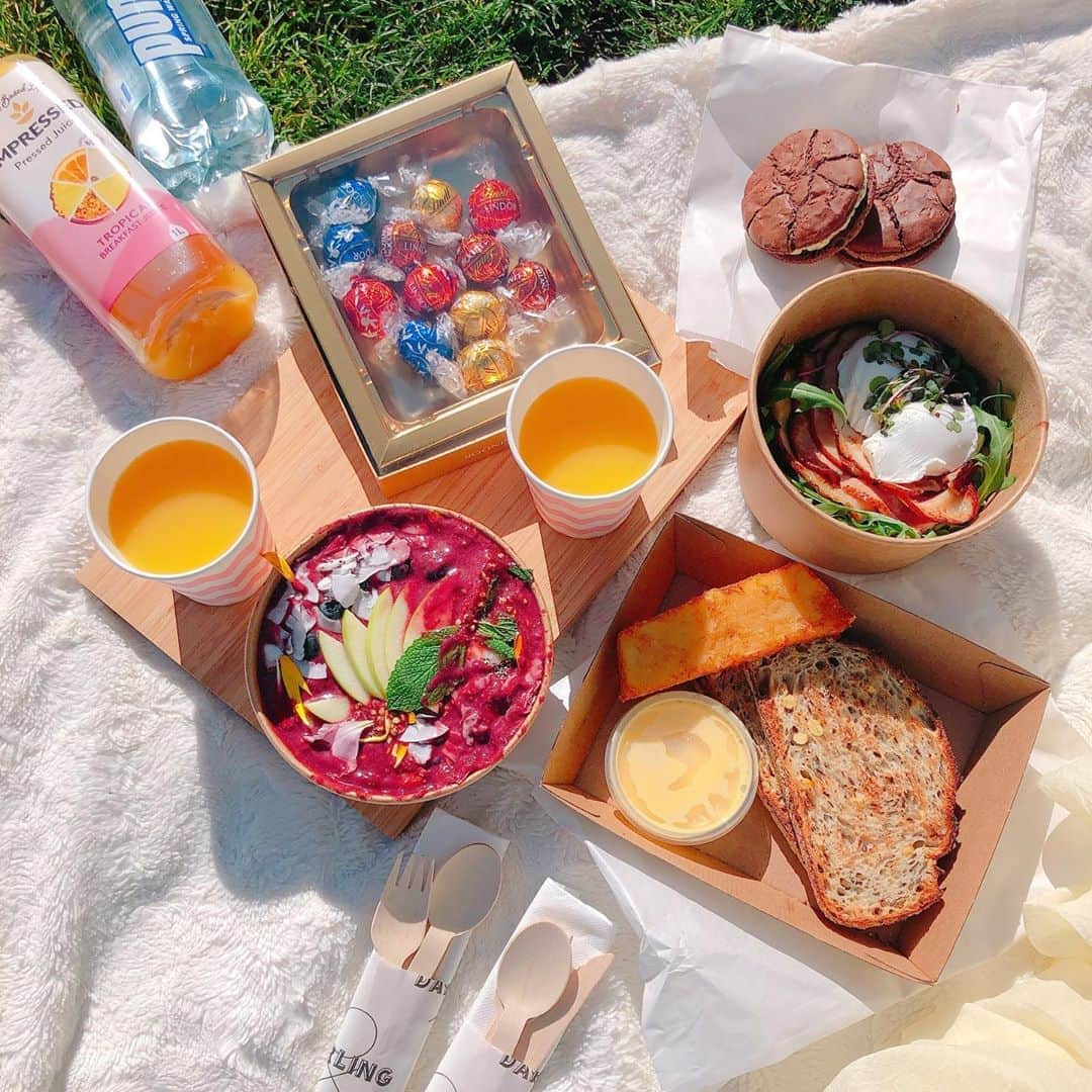 かにゃさんのインスタグラム写真 - (かにゃInstagram)「お気に入りのカフェでテイクアフェイ😋 . . . #picnic #picnicday #picnicinthepark #picnictime #picniclunch #picnicstyle #picnicfood #australia #melbourne #victoria #workingholiday #melbournelife #melbourneliving #melbourne_insta #melbournelifestyle #オーストラリア #メルボルン #ビクトリア #海外生活 #ワーキングホリデー #ワーホリ #ワーホリ生活 #オーストラリア生活 #メルボルン生活 #ワーホリオーストラリア #オーストラリアワーホリ #メルボルンワーホリ #ピクニック #ピクニック日和 #ピクニック気分」10月8日 15時59分 - kanya_435