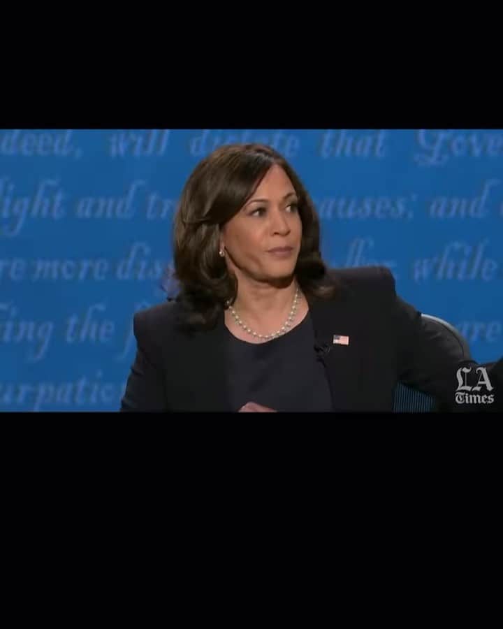 レイチェル・ゾーのインスタグラム：「I cannot tell you how many times I have been interrupted, dismissed or spoken over in my career in male dominated rooms. Tonight was an example of what a graceful and class act @kamalaharris is.  She is the epitome of strength, confidence and leadership. Female voices are so important and deserve a place in all conversations always. #kamalaharris #VOTE ❤️🤍 💙 🇺🇸XoRZ」
