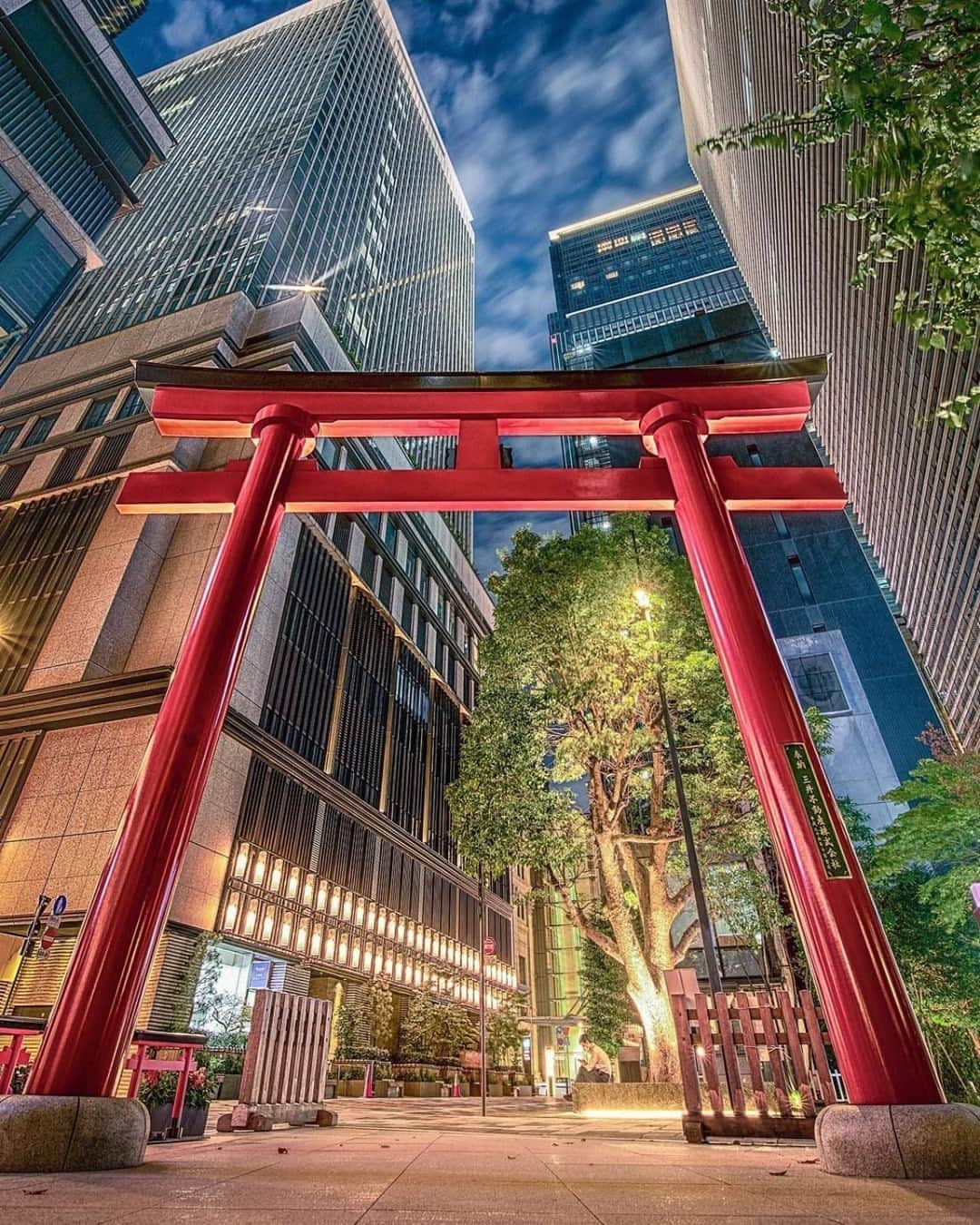 ニコンイメージングジャパン公式さんのインスタグラム写真 - (ニコンイメージングジャパン公式Instagram)「‖Location:Tokyo, Japan⠀ Photo by @wakaponpoco⠀ https://www.instagram.com/p/CDqjDFUpEgN/⠀ *⠀ ニコン機材で撮影された光をテーマにした写真に「 #light_nikon 」をつけてInstagramに投稿いただいた皆さんの作品を本アカウントで紹介させていただきます。⠀ （作品使用に関するガイドラインは本アカウントのプロフィールに記載しているURLからご覧ください）⠀ ⠀ #ニコン #nikon #一眼 #カメラ #camera #nikon📷 #nikonlove  #light_nikon #鳥居 #夜景 #高層ビル⠀ ⠀ ※皆様、政府、自治体など公的機関の指示に従った行動をお願いします。⠀ ⠀ nikonjpでは、写真を「見る楽しみ」を提供することを通して、⠀ 微力ながら皆様にわずかな時間でも癒しをお届けしたいと思っております。⠀ 本アカウントでの投稿を引き続きお楽しみください。」10月8日 16時00分 - nikonjp
