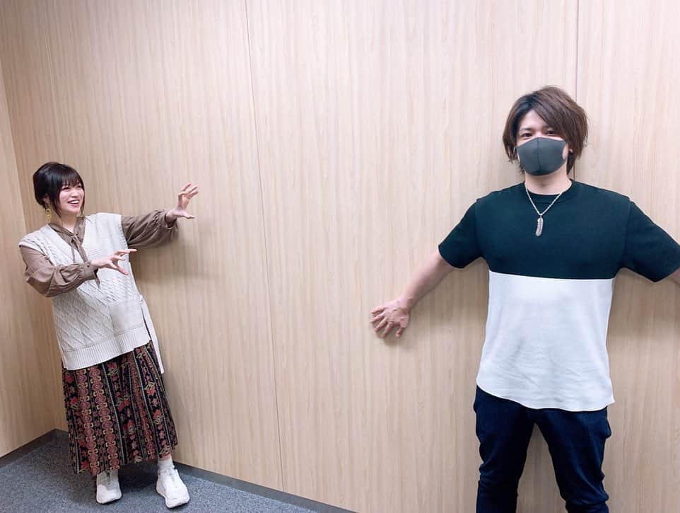 鈴木このみのインスタグラム：「11月5日 24歳誕生日当日 アコースティックライブ開催決定しましたーーーっ！！！🙌㊗️🎂  昨日の #オプレのオプハ でサプライズ発表でした😂 オンラインです、ギター奈良ぱんと共にお届けします🎸 詳しくは後日！  #どの曲歌おうかな #昨日のBefore too longも #やってみたらめっちゃ良かった🌃 #もう24歳！😳」