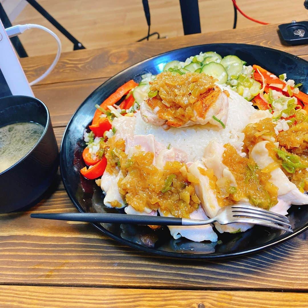 蛇足のインスタグラム：「川村飯店流チキンライス、ナンプラー入りシャリアピンソースを添えて」
