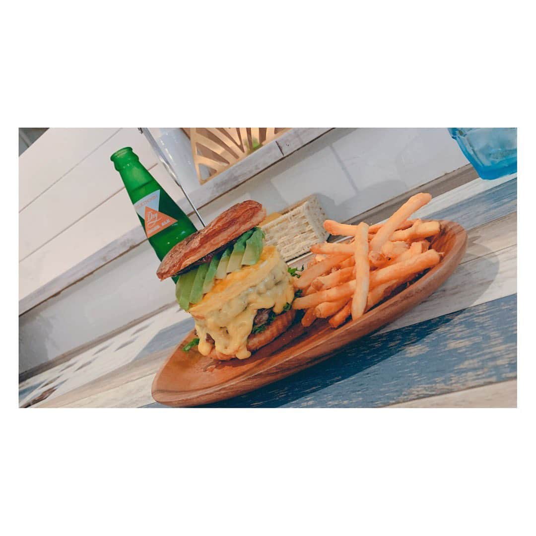 長田成哉さんのインスタグラム写真 - (長田成哉Instagram)「美味しいものが食べたくなったタイミングで、友人が夢だったハンバーガー屋さんをオープンしたことを思い出したので直行。  トイレに女の子喜びそうな鏡あったし、内装、全部自分でやったと聞いて驚いたよ。笑  インスタ映えでしかない店内で食べる国産の黒毛和牛100%のハンバーガーは、焼いてる段階で食欲発動だった。笑 コロナ禍でも頑張ってたので、是非自由が丘に来た時は食べてみて欲しい。  入り口入りづらいかも知れないけどそこは無視してエレベーターに乗ろう。笑  俺の1番の推しポイントは 「胃もたれしなかった」だね。 ※オサダもいい歳なので食後のコンディションが1番重要。笑  #ハンバーガー #自由が丘 #enea #美味かった」10月8日 16時10分 - seiyaosada